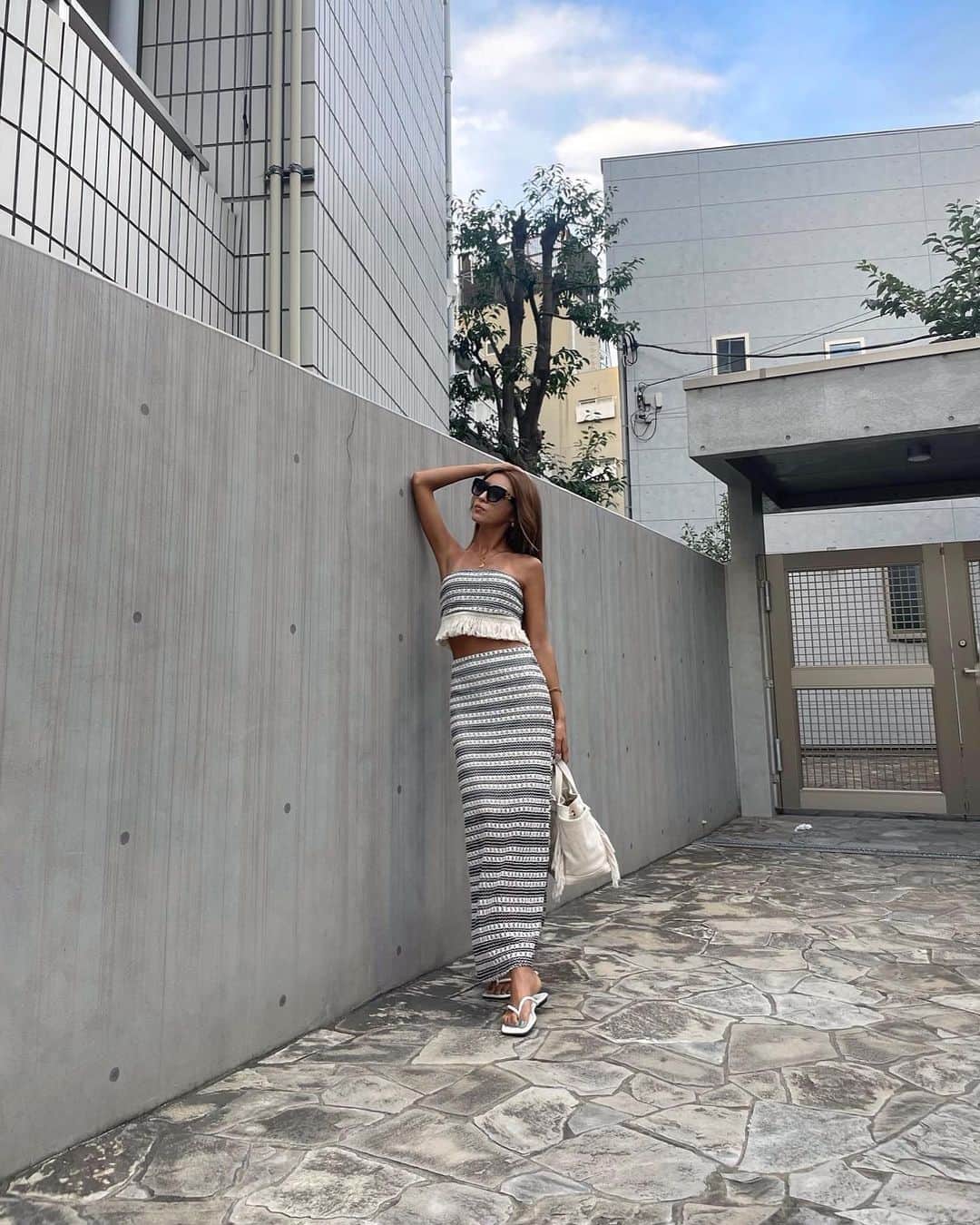 MIWAのインスタグラム：「好評set up🤎  レビュー少なかったけど 個人的には可愛いと思ったし トップスも胸元ゴム付いてて 落ちてこなかったから最高🫶🏼   SET up (15978699) Sandal (10980780)  クーポンコード【miwa2023】 お買い上げ金額1～5,999円までは セール価格より15%OFF、 6,000円以上は20%OFFが適用されるよ🌿 利用期限：9月末日まで。  ㅤㅤㅤㅤㅤㅤㅤㅤㅤㅤㅤㅤㅤ そして最近新しいイニシャルの ネックレスゲットン🤙🏾🌺 @larme.__official のだよ🎵 ㅤㅤㅤㅤㅤㅤㅤㅤㅤㅤㅤㅤㅤ あと1ヶ月で夏終わる😩՞ ՞ 思う存分楽しもうかぁあ🌴 ㅤㅤㅤㅤㅤㅤㅤㅤㅤㅤㅤㅤㅤ ㅤㅤㅤㅤㅤㅤㅤㅤㅤㅤㅤㅤㅤ #shein購入品#sheinコーデ  #夏服#セットアップ#夏服 #海外ファッション#fashion」