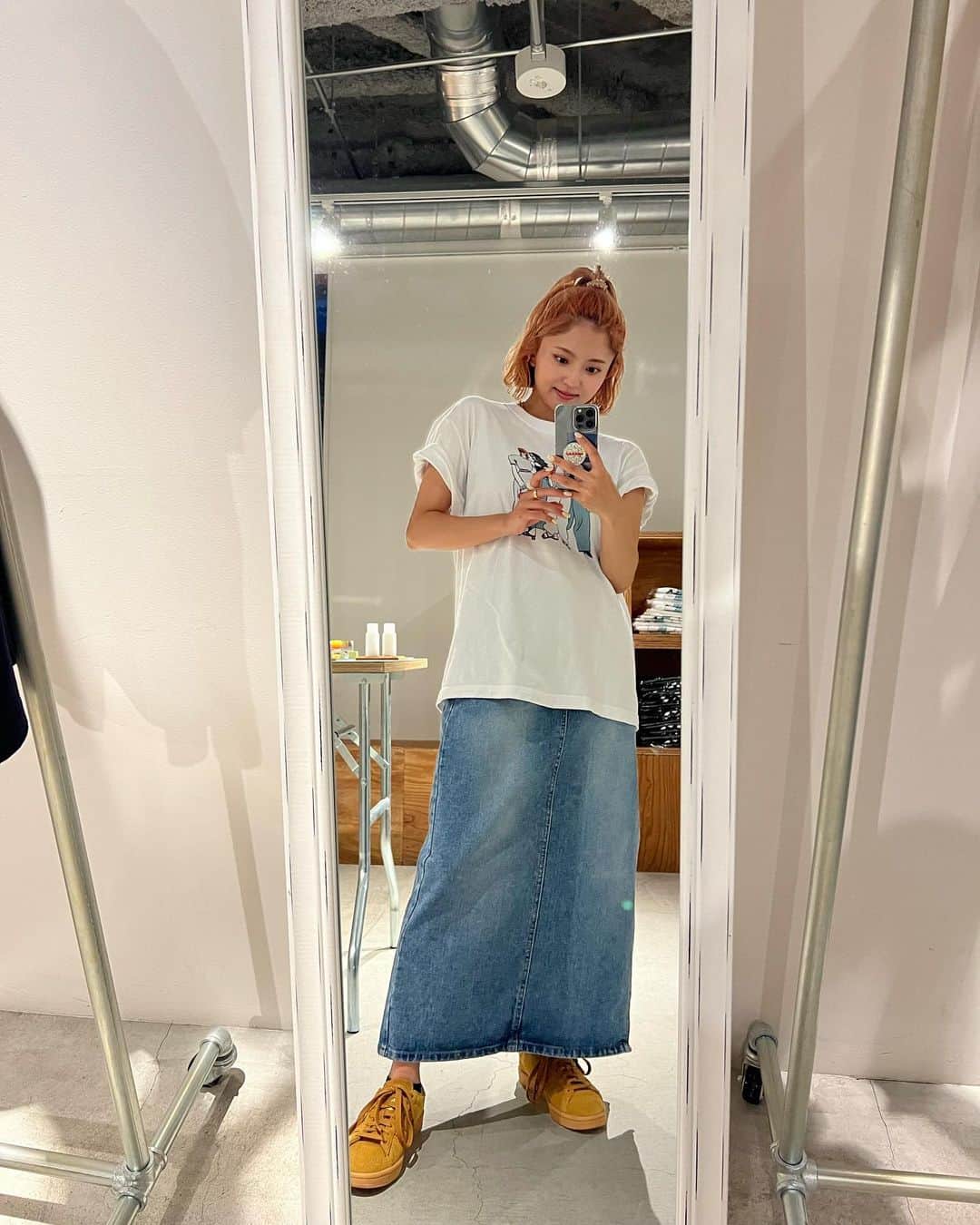 鈴本美愉さんのインスタグラム写真 - (鈴本美愉Instagram)「@muleau_official  Muléau Market2日目ありがとうございました❤️‍🔥 今日もとてもとても暑かったですが、足を運んでくださった皆さまありがとうございます🙌 明日もイラストレーターYUKOMATOBA @matobakkusu さんの似顔絵イベントがあります✨ 物販もしていて、素敵な物ばかりなのでそちらもぜひ‼︎  そして、せっかくお買い物に来てくださったのに完売アイテムが多く申し訳ございません..😭 8月にMuléauオンラインストアにて全てのアイテムが発売されるので、少しお待ちいただけたらと思います🙇‍♀️ 実物は店内に置いてありますので、宜しければお手に取って見てみてください‼︎  明日でラストになります！ 営業時間は10:00〜17:00(最終入店16:30)です✨ 11:00〜はフリー入店できます！ 私も終日店内にいるのでぜひ遊びに来てください😋  下北沢ラスト!お店紹介します! 今回はMuléau Marketの会場( tefu ) lounge Shimokitazawaの近くにある観葉植物屋さんのペニーレインです🌱 可愛くてお手頃な観葉植物がたくさんありました🤍 たくさんの緑でとても癒されるので行ってみてね✌️」7月29日 20時53分 - suzumotomiyu125