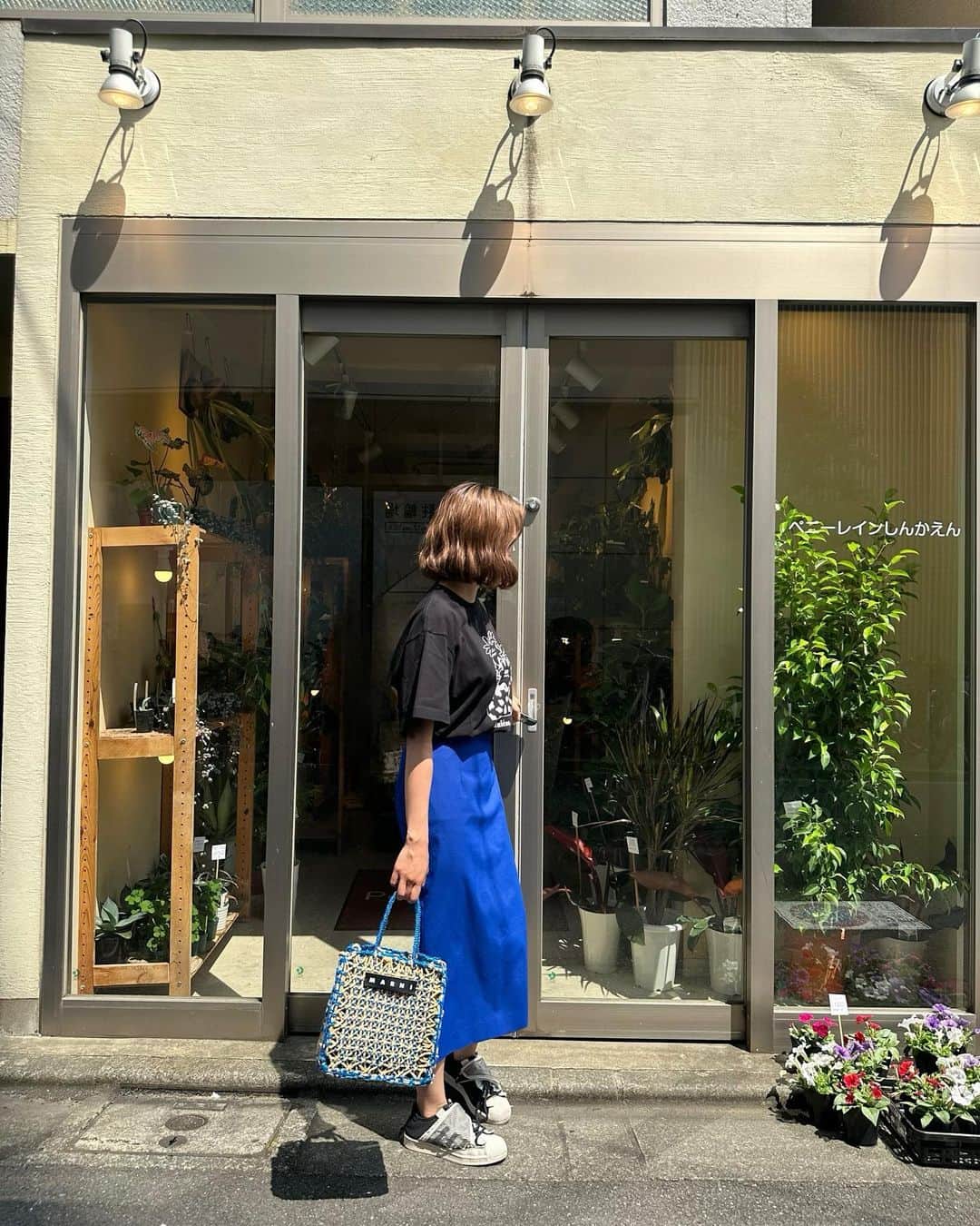 鈴本美愉さんのインスタグラム写真 - (鈴本美愉Instagram)「@muleau_official  Muléau Market2日目ありがとうございました❤️‍🔥 今日もとてもとても暑かったですが、足を運んでくださった皆さまありがとうございます🙌 明日もイラストレーターYUKOMATOBA @matobakkusu さんの似顔絵イベントがあります✨ 物販もしていて、素敵な物ばかりなのでそちらもぜひ‼︎  そして、せっかくお買い物に来てくださったのに完売アイテムが多く申し訳ございません..😭 8月にMuléauオンラインストアにて全てのアイテムが発売されるので、少しお待ちいただけたらと思います🙇‍♀️ 実物は店内に置いてありますので、宜しければお手に取って見てみてください‼︎  明日でラストになります！ 営業時間は10:00〜17:00(最終入店16:30)です✨ 11:00〜はフリー入店できます！ 私も終日店内にいるのでぜひ遊びに来てください😋  下北沢ラスト!お店紹介します! 今回はMuléau Marketの会場( tefu ) lounge Shimokitazawaの近くにある観葉植物屋さんのペニーレインです🌱 可愛くてお手頃な観葉植物がたくさんありました🤍 たくさんの緑でとても癒されるので行ってみてね✌️」7月29日 20時53分 - suzumotomiyu125