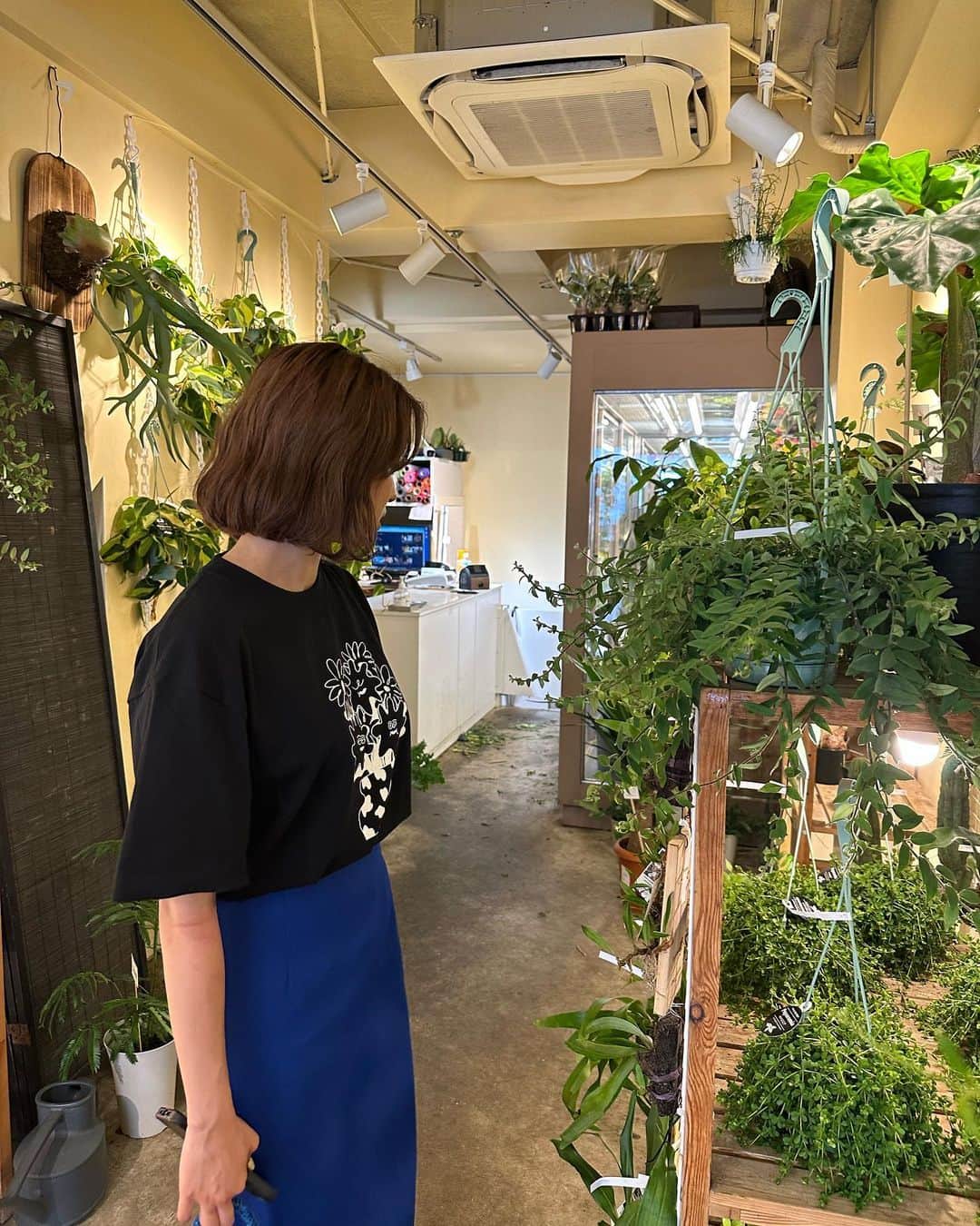 鈴本美愉さんのインスタグラム写真 - (鈴本美愉Instagram)「@muleau_official  Muléau Market2日目ありがとうございました❤️‍🔥 今日もとてもとても暑かったですが、足を運んでくださった皆さまありがとうございます🙌 明日もイラストレーターYUKOMATOBA @matobakkusu さんの似顔絵イベントがあります✨ 物販もしていて、素敵な物ばかりなのでそちらもぜひ‼︎  そして、せっかくお買い物に来てくださったのに完売アイテムが多く申し訳ございません..😭 8月にMuléauオンラインストアにて全てのアイテムが発売されるので、少しお待ちいただけたらと思います🙇‍♀️ 実物は店内に置いてありますので、宜しければお手に取って見てみてください‼︎  明日でラストになります！ 営業時間は10:00〜17:00(最終入店16:30)です✨ 11:00〜はフリー入店できます！ 私も終日店内にいるのでぜひ遊びに来てください😋  下北沢ラスト!お店紹介します! 今回はMuléau Marketの会場( tefu ) lounge Shimokitazawaの近くにある観葉植物屋さんのペニーレインです🌱 可愛くてお手頃な観葉植物がたくさんありました🤍 たくさんの緑でとても癒されるので行ってみてね✌️」7月29日 20時53分 - suzumotomiyu125