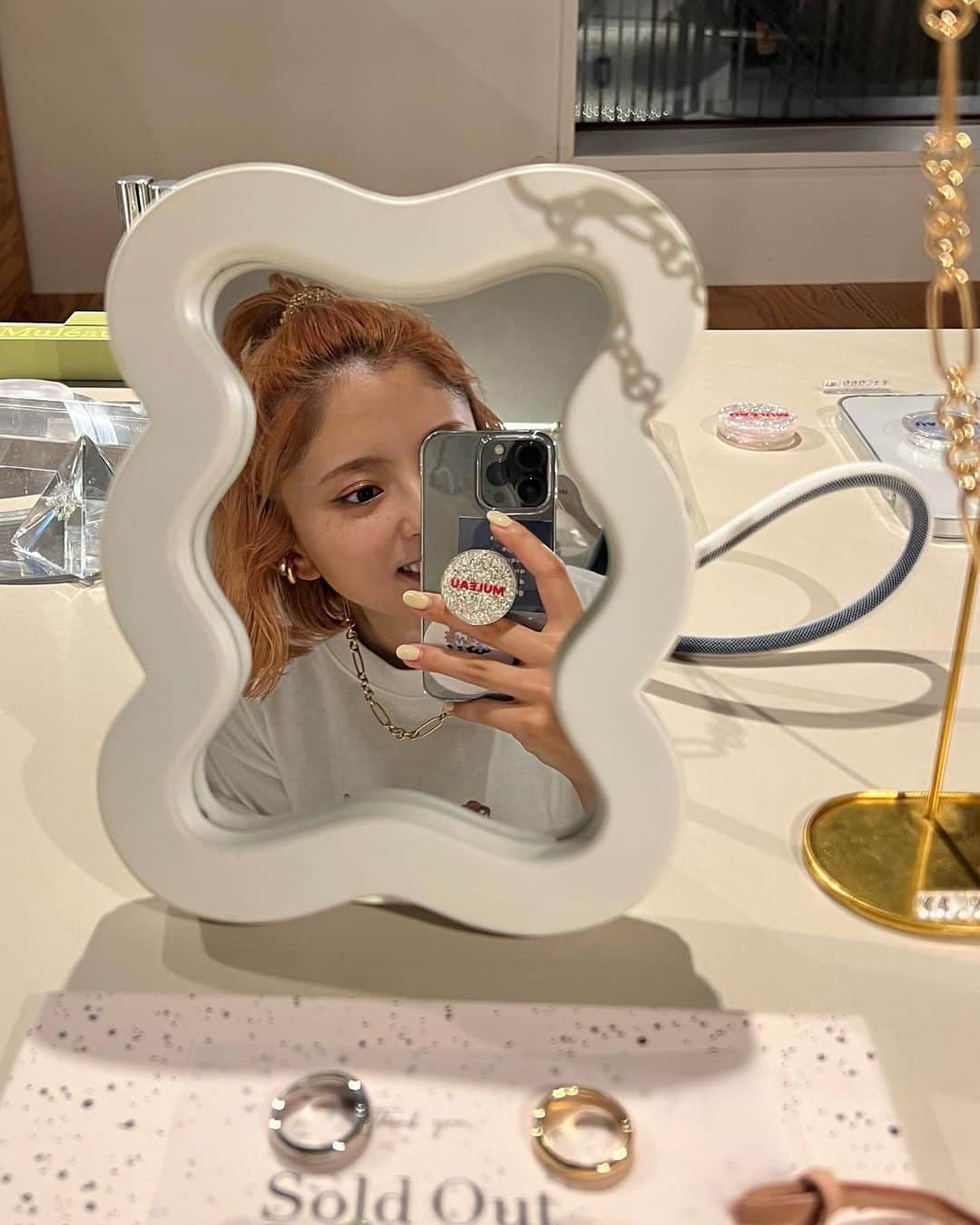 鈴本美愉さんのインスタグラム写真 - (鈴本美愉Instagram)「@muleau_official  Muléau Market2日目ありがとうございました❤️‍🔥 今日もとてもとても暑かったですが、足を運んでくださった皆さまありがとうございます🙌 明日もイラストレーターYUKOMATOBA @matobakkusu さんの似顔絵イベントがあります✨ 物販もしていて、素敵な物ばかりなのでそちらもぜひ‼︎  そして、せっかくお買い物に来てくださったのに完売アイテムが多く申し訳ございません..😭 8月にMuléauオンラインストアにて全てのアイテムが発売されるので、少しお待ちいただけたらと思います🙇‍♀️ 実物は店内に置いてありますので、宜しければお手に取って見てみてください‼︎  明日でラストになります！ 営業時間は10:00〜17:00(最終入店16:30)です✨ 11:00〜はフリー入店できます！ 私も終日店内にいるのでぜひ遊びに来てください😋  下北沢ラスト!お店紹介します! 今回はMuléau Marketの会場( tefu ) lounge Shimokitazawaの近くにある観葉植物屋さんのペニーレインです🌱 可愛くてお手頃な観葉植物がたくさんありました🤍 たくさんの緑でとても癒されるので行ってみてね✌️」7月29日 20時53分 - suzumotomiyu125