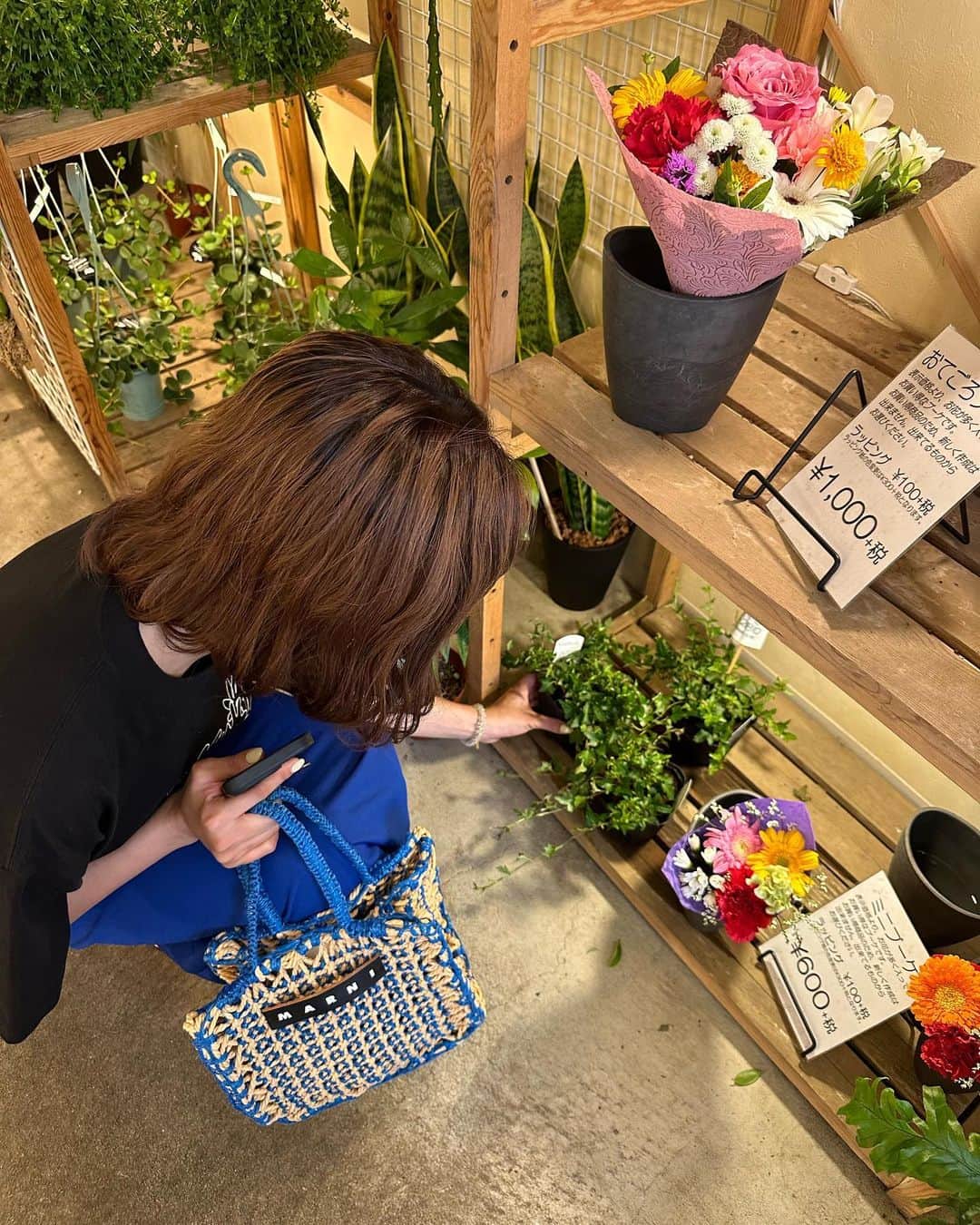 鈴本美愉さんのインスタグラム写真 - (鈴本美愉Instagram)「@muleau_official  Muléau Market2日目ありがとうございました❤️‍🔥 今日もとてもとても暑かったですが、足を運んでくださった皆さまありがとうございます🙌 明日もイラストレーターYUKOMATOBA @matobakkusu さんの似顔絵イベントがあります✨ 物販もしていて、素敵な物ばかりなのでそちらもぜひ‼︎  そして、せっかくお買い物に来てくださったのに完売アイテムが多く申し訳ございません..😭 8月にMuléauオンラインストアにて全てのアイテムが発売されるので、少しお待ちいただけたらと思います🙇‍♀️ 実物は店内に置いてありますので、宜しければお手に取って見てみてください‼︎  明日でラストになります！ 営業時間は10:00〜17:00(最終入店16:30)です✨ 11:00〜はフリー入店できます！ 私も終日店内にいるのでぜひ遊びに来てください😋  下北沢ラスト!お店紹介します! 今回はMuléau Marketの会場( tefu ) lounge Shimokitazawaの近くにある観葉植物屋さんのペニーレインです🌱 可愛くてお手頃な観葉植物がたくさんありました🤍 たくさんの緑でとても癒されるので行ってみてね✌️」7月29日 20時53分 - suzumotomiyu125