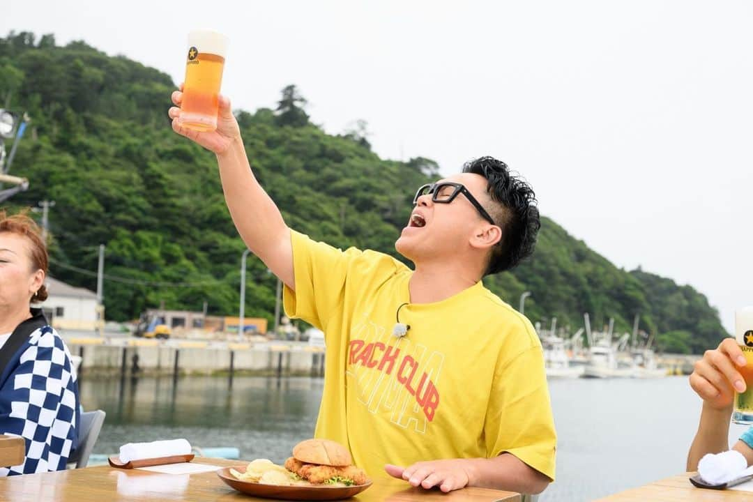 日本テレビ「満天☆青空レストラン」さんのインスタグラム写真 - (日本テレビ「満天☆青空レストラン」Instagram)「⁡ 本日の青空レストランもご覧いただきありがとうございました！！ ⁡ ⁡ まさかアナゴでバーガーが食べられるとは！！ チリソースがとてもおいしかったです☺️ ⁡ ⁡ ⁡ 暑い夏にさっぱり食べられるアナゴの天ぷらの レシピをご紹介します🍽️ さくさくフワフワです😋 ⁡ ⁡ ★アナゴの天ぷら（４人前）   表浜アナゴ（下処理済み）​２尾 梅肉​​​　　　　　　　　　　適量 大葉​​​　　　　　　　　　　８枚 みょうが​​​　　　　　　　　２個   ＜衣＞ 薄力粉​​​　　　　　　　　　適量 卵​​​　　　　　　　　　　　１個 マヨネーズ​​　　　　　　　適量 水​​​　　　　　　　　　　　適量   打ち粉（薄力粉）​​　　　　適量 揚げ油​​​　　　　　　　　　適量   1. アナゴは骨切りし、半分の長さに切る 2. 皮側を上にし、その上に大葉２枚、梅肉、刻んだみょうがを乗せ、端から巻いて串で留める 3. 溶き卵にマヨネーズを混ぜ合わせておく。薄力粉を水で溶き、卵液を入れ、よく混ぜ合わせて衣を作る 4. ２のアナゴに打ち粉をし、衣にくぐらせて、１７０℃の油で揚げる 5. 串を抜き、半分に切って盛り付けたら完成       そのほかのレシピは番組HPに載っています！ ⁡ ⁡ ⁡ ⁡ ⁡ 来週もぜひご覧ください🍆 ⁡ ⁡ ⁡ ⁡ ⁡ ⁡ #満天青空レストラン #青空レストラン #青空 #青レス #満天 #宮川大輔 #大ちゃん #うまい　#レシピ #日テレ #日本テレビ #宮城県 #石巻市 #宮城県石巻市 #ロケ #アナゴ #表浜アナゴ #四千頭身 #サッポロ #サッポロで乾杯」7月29日 20時53分 - aozora_official