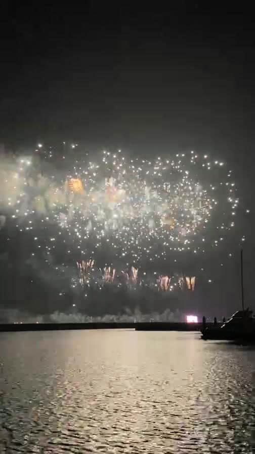 ToyoMaruのインスタグラム：「2023.7.29 🎆 okinawa ginmwan marina  最高の時間でした！  台風の合間の花火！ 成功できてよかったですねー！  素敵な時間をありがとうございます！」