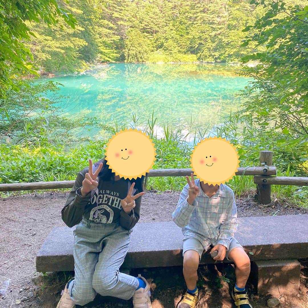 宋美玄さんのインスタグラム写真 - (宋美玄Instagram)「福島県にやって来ました。子供たちが東北のキャンプに参加してきたので、迎えに行って、そのままみちのく旅。 土湯温泉で泊まったお宿が素晴らしくて、子供たち大喜び。お風呂がどれもこれも最高で、ご飯は子供用のものまでとても心がこもったもので美味しかったです。 そして、磐梯吾妻スカイラインへ🚕吾妻小富士の噴火口ハイキング🥾周辺は最近の噴火の跡もあり、地球を感じました。 そして裏磐梯高原で、五色沼自然散策路をハイキング🥾色んなブルーの沼とトンボがたくさん見られました。 福島はいくつかの温泉とスパリゾートハワイアンズしか行ったことがなかったのですが、だいぶ解像度が上がりました。 明日はさらに足を伸ばす予定です🛤 #福島県 #福島旅行 #ふくしま旅 #土湯温泉 #里の湯 #磐梯吾妻スカイライン #吾妻小富士 #裏磐梯 #五色沼 #五色沼自然探勝路 #五色沼ハイキング」7月29日 20時55分 - mihyonsongkobe
