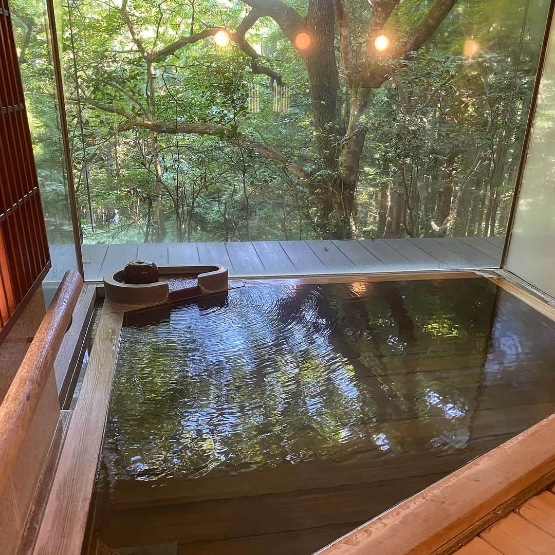 宋美玄さんのインスタグラム写真 - (宋美玄Instagram)「福島県にやって来ました。子供たちが東北のキャンプに参加してきたので、迎えに行って、そのままみちのく旅。 土湯温泉で泊まったお宿が素晴らしくて、子供たち大喜び。お風呂がどれもこれも最高で、ご飯は子供用のものまでとても心がこもったもので美味しかったです。 そして、磐梯吾妻スカイラインへ🚕吾妻小富士の噴火口ハイキング🥾周辺は最近の噴火の跡もあり、地球を感じました。 そして裏磐梯高原で、五色沼自然散策路をハイキング🥾色んなブルーの沼とトンボがたくさん見られました。 福島はいくつかの温泉とスパリゾートハワイアンズしか行ったことがなかったのですが、だいぶ解像度が上がりました。 明日はさらに足を伸ばす予定です🛤 #福島県 #福島旅行 #ふくしま旅 #土湯温泉 #里の湯 #磐梯吾妻スカイライン #吾妻小富士 #裏磐梯 #五色沼 #五色沼自然探勝路 #五色沼ハイキング」7月29日 20時55分 - mihyonsongkobe
