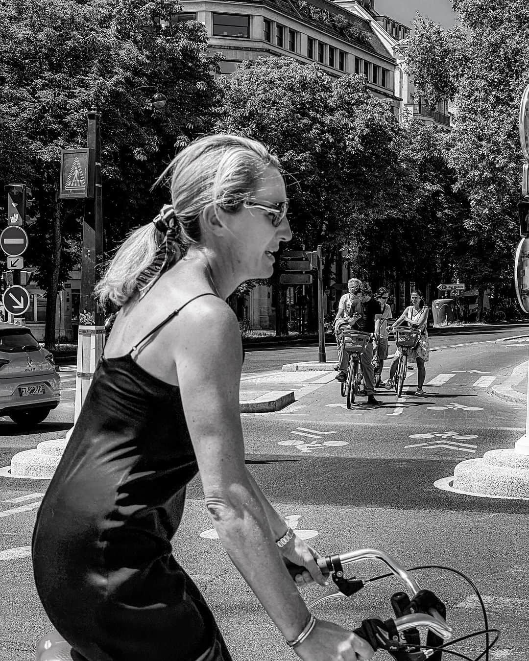 宍戸開のインスタグラム：「#bandw #bw #monochrome #streetphotography #storyofthestreet #streetofparis #streetcinematography #iphone14pro #photography #photographer #kaishishido #photooftheday #bnw #paris #pontinvalidesbridge #laseine #france 🇫🇷🚲」