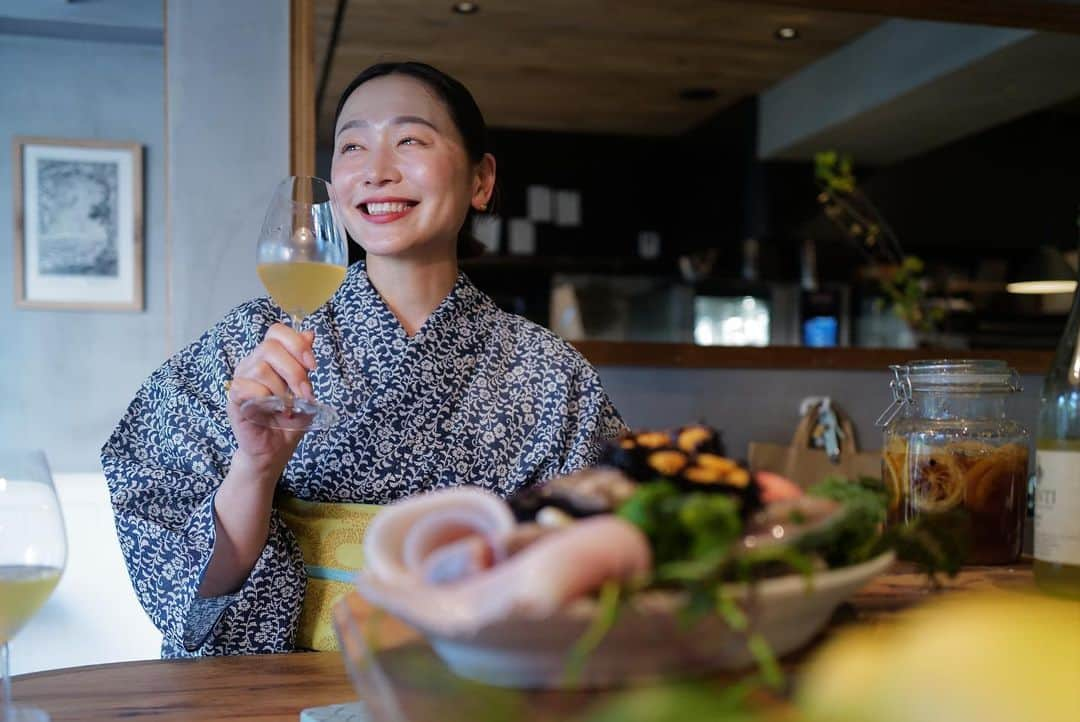 黒沢祐子さんのインスタグラム写真 - (黒沢祐子Instagram)「新しい浴衣で👘🎐 大好きなお店で🍽️からの隅田川の花火大会へ🎇 皆さんはどちらかの花火見られましたか？  @davidhockneyofficial の 展示会でお土産にした団扇がポイント やっぱり浴衣は日本の風物詩ですよね🎐  今年の夏は浴衣たくさんきるどー！  #life #浴衣」7月29日 21時08分 - yukowedding