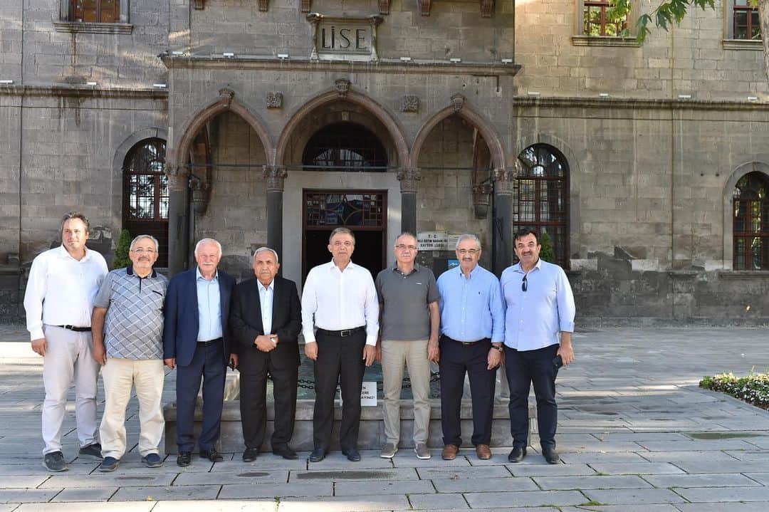 アブドゥラー・ギュルのインスタグラム：「Kayseri’den ayrılmadan Lisemize uğradım. Kayseri Lisesi iki cumhurbaşkanı çıkarttı. Turgut Özal ve ben.」