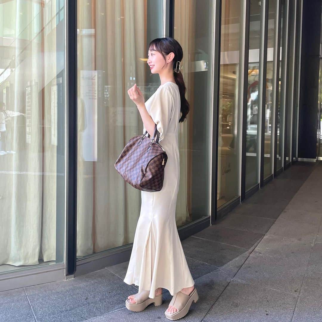 KANAKAのインスタグラム：「@junoah_official  @louere.official   パフスリーブサイドプリーツマーメイドワンピース✨  歩くたび広がるプリーツが好きすぎて写真撮ってもらう時くるくる回ってた🤩  淡色女子にはたまらん可愛いワンピース🤍  ZOZO TOWNにてセール中です✔️ ぜひアカウントチェックしてみて下さい🤝🏼  #junoah #junoahコーデ #louere #ワンピース #淡色 #淡色コーデ #淡色女子」
