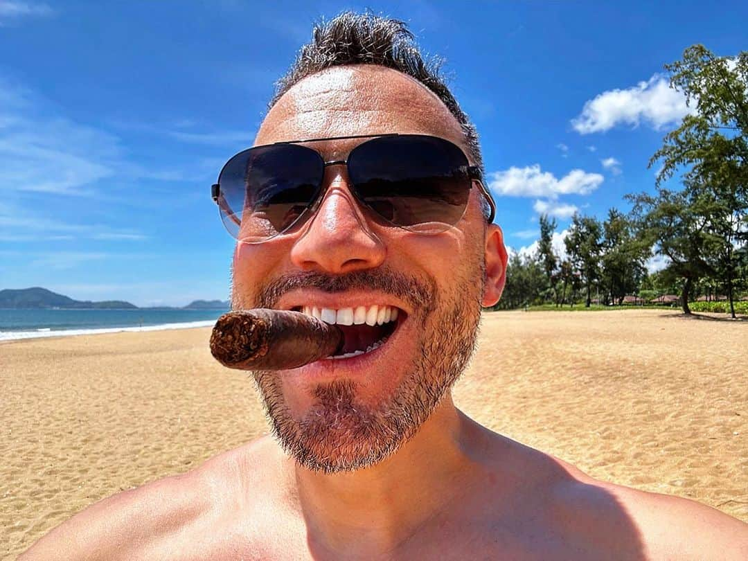 ベリッシモ・フランチェスコさんのインスタグラム写真 - (ベリッシモ・フランチェスコInstagram)「Huge smile on the beach!🤣🏖️ ビーチで笑顔！❤️🏝️ Sorrisone sulla spiaggia😂🍹  #ベリッシモ #料理研究家 #変顔 #chef #tvchef #celebritychef #italian #italianstyle #romanstyle #人生は素晴らしい #gladiatore #vitamondana #beach #beachlife #cigar #cigarlife #cigarboss #料理研究家ベリッシモ #イタリア人 #シガー #葉巻 #sorridisempreallavita #romanodesangiovanni #ベトナム #spiaggia #baywatch #髭男 #芸能人 #langcobeach #vietnam」7月29日 21時02分 - bellissimoyoshi