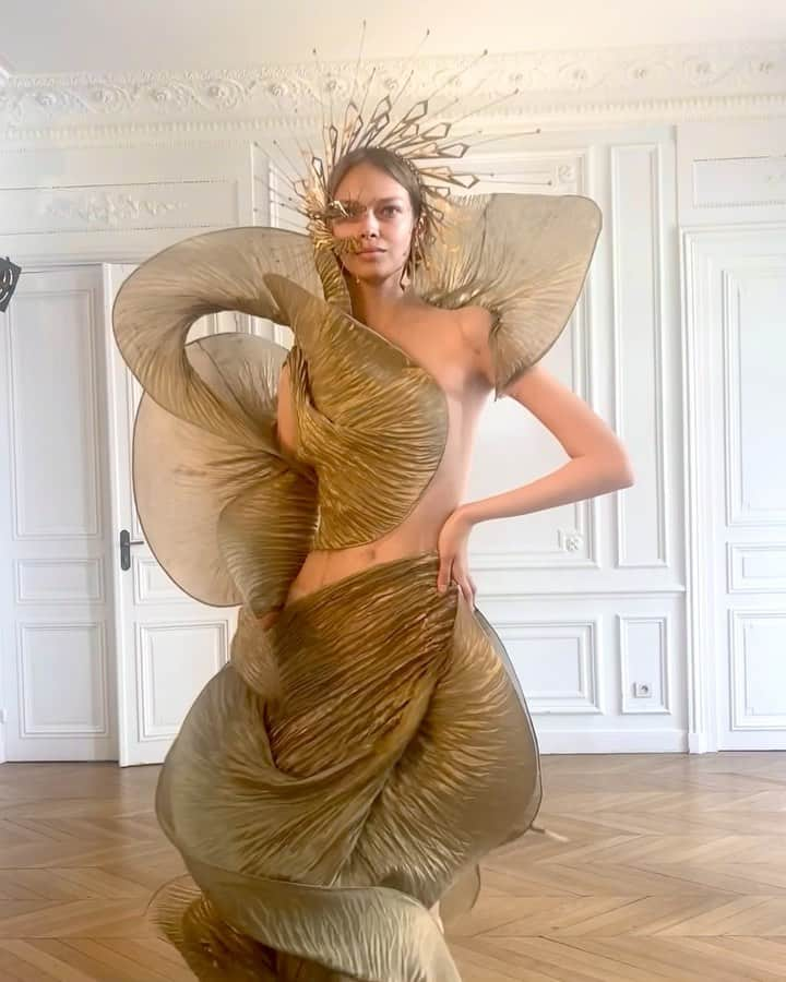 Iris Van Herpeのインスタグラム：「The soft floating forms of Architectonics <>  ~ Styling: @nicolaformichetti Model: @sophiebozh  #irisvanherpen #architectonics #hautecouture #pariscoutureweek #parisfashionweek」