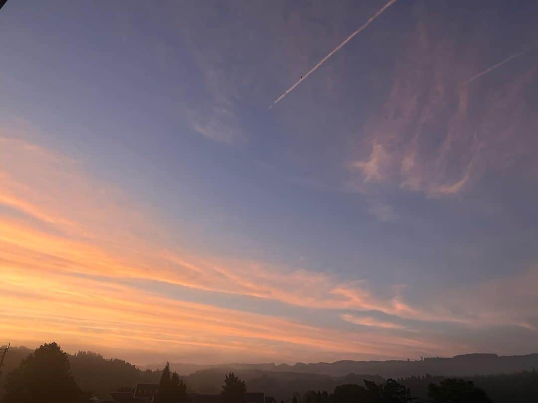 齊藤美絵のインスタグラム：「いつかの朝の空。  一瞬にして、 全細胞が目覚める美しさ✨  #大分　#竹田 #oita #takeTa #朝 #朝焼け #sunrise  #🌎 #ツタエルヒト。」