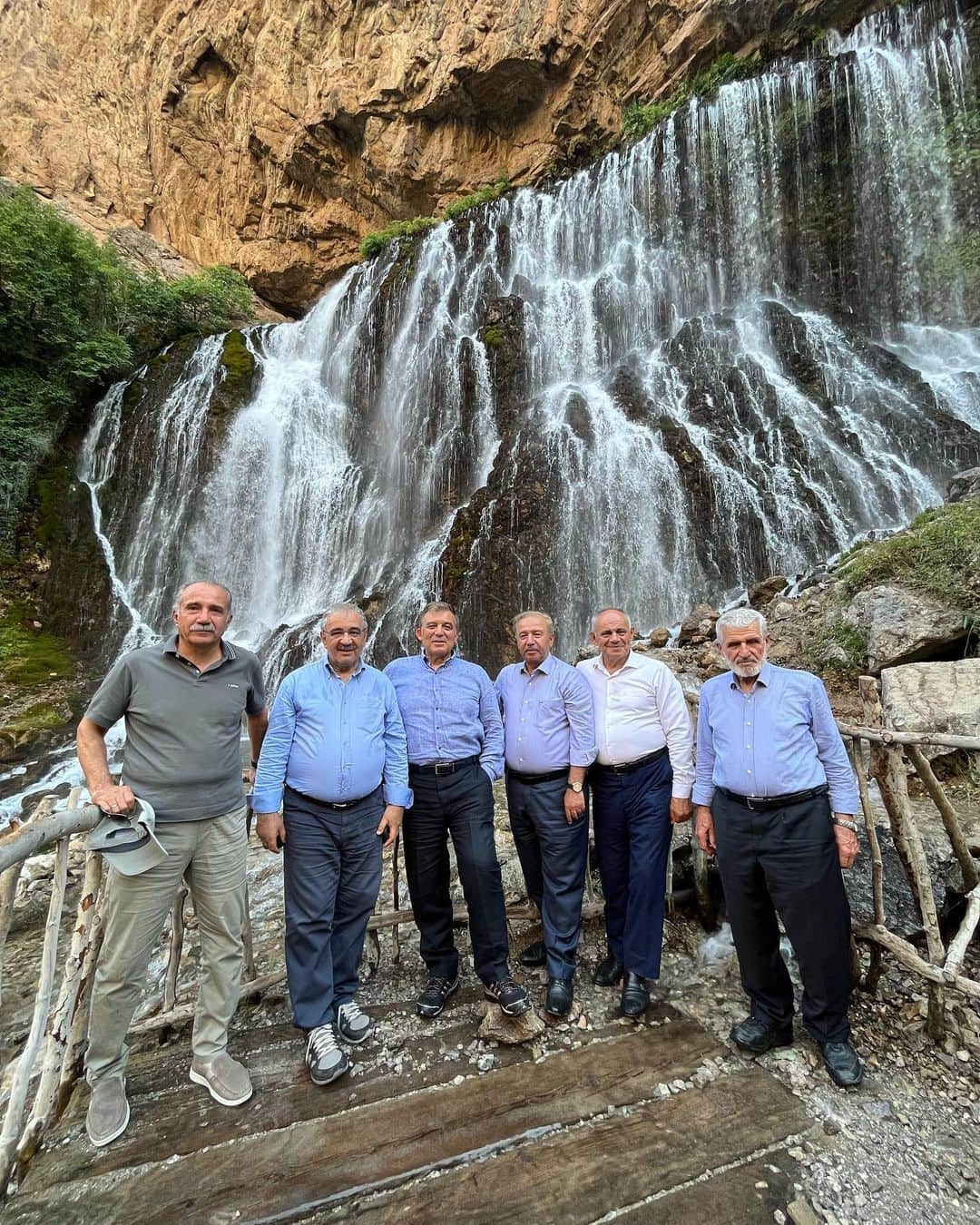 アブドゥラー・ギュルのインスタグラム：「Kayseri’de Yahyalı ilçemizdeki doğa harikası Kapuzbaşı Şelaleleri’ni arkadaşlarla gezdik. Milli Park olan Kapuzbaşı dünyanın ikinci, Türkiye’nin en yüksek şelalesi olarak bilinmektedir.」
