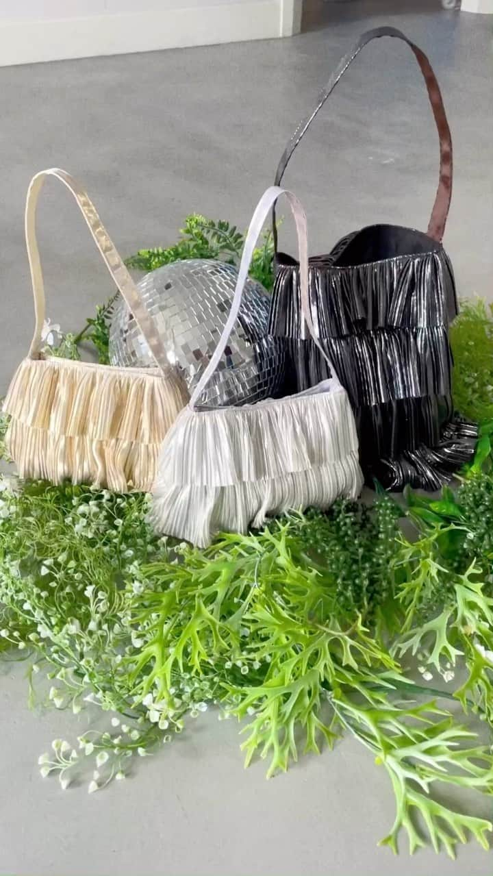 CASSELINIのインスタグラム：「🪁2023AW NEW ARRIVAL🪁 ⁡  metallic pleats frill tote silver/gold/bronze ¥5,940(inc. tax) ⁡  metallic pleats frill minitote silver/gold/bronze ¥4,950(inc. tax) ⁡ 🛒ONLINE SHOP TOPページリンクよりご覧いただけます。 🛒原宿店 渋谷区神宮前5-27-8 03-3400-5584 12:00〜20:00 商品の在庫などのご質問はこちらまで🪺 @casselini_shop ⁡ #Casselini #23AW #MIXMATCHROMANTICS #bag  #tote」