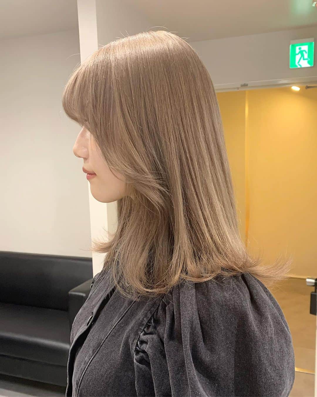 Beleza_official_instagramのインスタグラム：「ミルクティーベージュ ミルクティーグレージュ🎀  #ブリーチ2回 から♡  ＊選択クーポン＊ 【emi指名限定】と記載のメニューからお選びください  カット＋Wカラー＋内部補修トリートメント　¥20,000〜 カット＋ハイブリーチカラー＋内部補修トリートメント　¥26,400〜  ご予約はプロフィールに記載のURLホットペッパー又は、dmから 初回は髪の履歴や状態によりお時間が長くかかる可能性がありますのでハイブリーチメニューでのご予約がオススメです❕  ブリーチはだれを任せるかで仕上がりも、今後の髪の状態もとっても差がでる技術です ハイクオリティなヘア是非お任せください🎀  来店時にケアの方法もたっぷり お伝えします♡ ダメージレスでムラのない艶ハイトーン一緒に育てていきましょう🌙💫  #ヘアカラートレンド#リタッチブリーチ#ブリーチカラー#ブロンド#ハイトーン#ハイトーンカラー#ハイトーンピンク#ピンクカラー#ハイトーンミルクティー#グレージュカラー#ミルクティー#ミルクティーカラー#ピンクミルクティー#ミルクティーベージュ#ブロンドヘアー#ブロンドカラー#インナーカラー#ハイトーンボブ#ホワイトピンク#ピンクベージュ#ピンクブロンド#ホワイトベージュ#ホワイトカラー#ホワイトブロンド#抜きっぱなし#抜きっぱなしブロンド#emi_special」