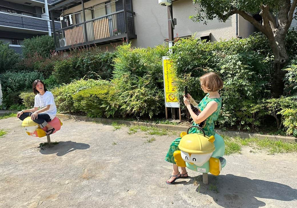 野宮真貴さんのインスタグラム写真 - (野宮真貴Instagram)「. 『まき散歩🚶‍♀️第17回』は、 ザ・コレクターズの古市コータローくんの地元池袋を、ヘアメイクのノボルくんも一緒に、ぶらり散歩🚶‍♀️  あの人気ポッドキャスト番組『池袋交差点24時』の写真でお馴染みの池袋大橋で記念撮影も📸  猛暑の中、寄り道しながら目的地であるコータローくん行きつけの居酒屋へ…。  ●ファンサロンおしゃれ御殿『LOUNGE〜まき散歩第17回』 https://missmakinomiya-fc.com/ (🔝プロフィールのlinktreeから)  @furuichikotaro @thecollectors_mod  @noboruok   #東京は夜の七時 #ファンサロン #おしゃれ御殿 #LOUNGE #まき散歩 #古市コータロー #コレクターズ #thecollectors #冨沢ノボル #野宮真貴 #missmakinomiya」7月29日 12時09分 - missmakinomiya