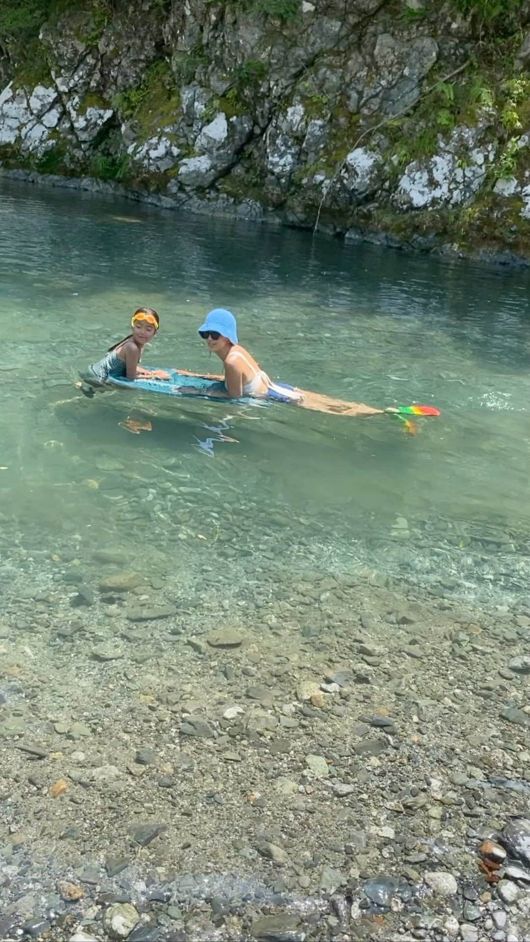 堀舞紀のインスタグラム：「🐠〜  スーイスイ。  #子育て記録 #僕らの夏休み2023 #童心 #momlife」