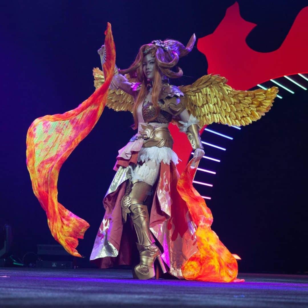 FINAL FANTASY XIVさんのインスタグラム写真 - (FINAL FANTASY XIVInstagram)「Check out some of the amazing cosplayers onstage during the Glamoured to Life event at the Fan Festival 2023 in Las Vegas! 🤩  #FFXIV #FF14 #FFXIVFanFest」7月29日 12時19分 - ffxiv