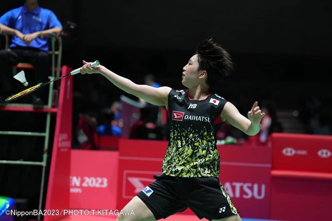 山口茜のインスタグラム：「..  DAIHATSU JAPAN OPEN 2023 🇯🇵  ベスト8でした。 たくさんの応援ありがとうございました。 準々決勝は、 諦めが早く、妥協が得意な自分らしく、 何度も頑張ることを投げ出したくなったし、 正直5回は諦めかけました。 でも近くにいてくれる人の存在、会場で応援してくれる方の声援や拍手、全国各地で応援してくている方がいるという実感から、 50回以上踏ん張る力を貰いました。 また応えられないのかという悔しさも、 自分とバドミントンと向き合って、 まだまだ応援していただけるように、 もっと楽しんでいただけるように、 1回リセットして、 また精一杯やっていきます。 いつもありがとうございます！  #きょうは何食べる？」