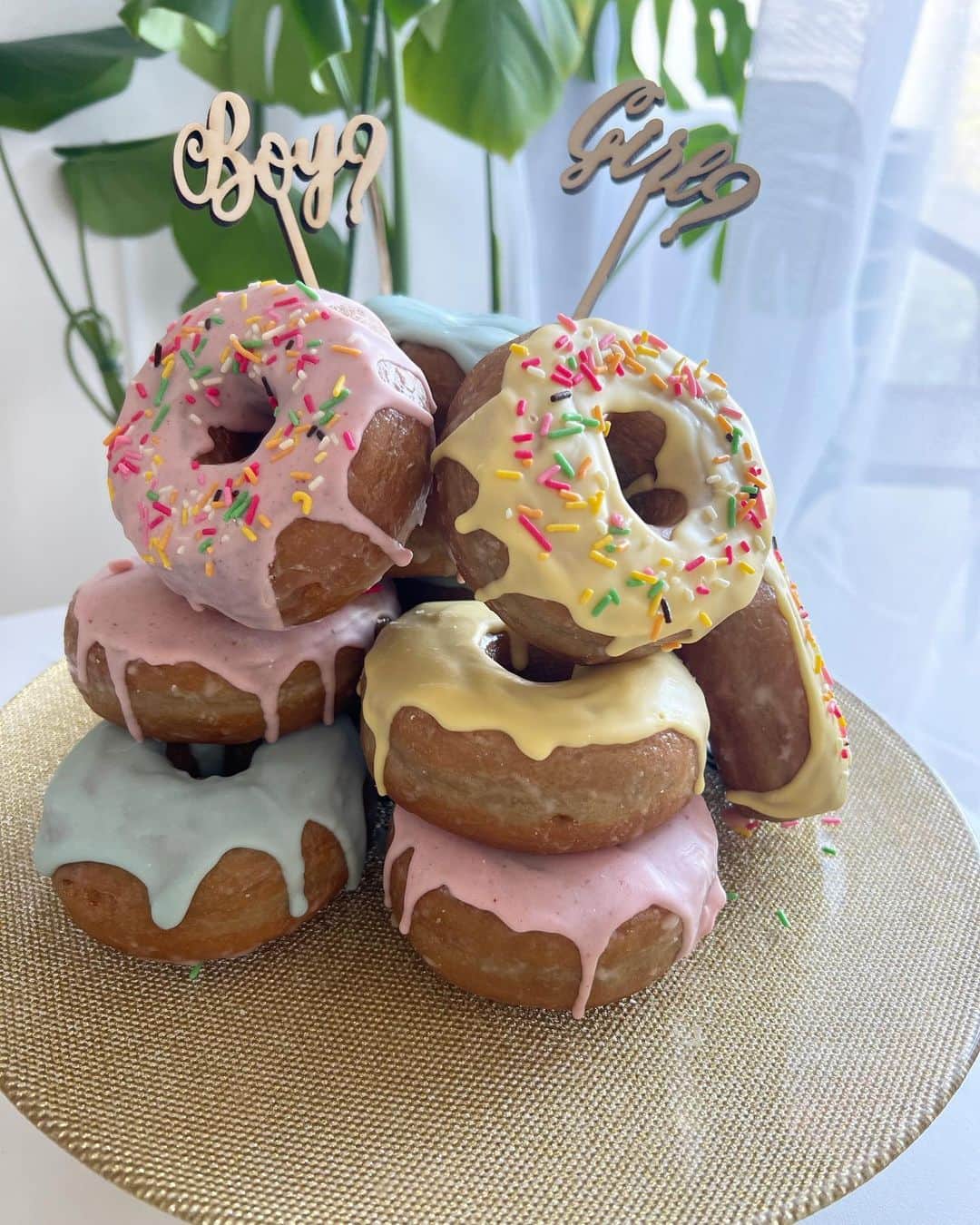 のインスタグラム：「🍩🍩🍩 @iam.akanetan たんベイビーが誕生👶🎀 おめでとう〜🥰  それにしても可愛い〜🥹🩷 まだ生後4日に会いに行ってきたよ🥹 すくすく育ってね！😉  ジェンダーリビールをやらせてもらってから ずっと会えるの楽しみにしてた🫢💓🎂 #ドーナツ #ジェンダーリビールケーキ」