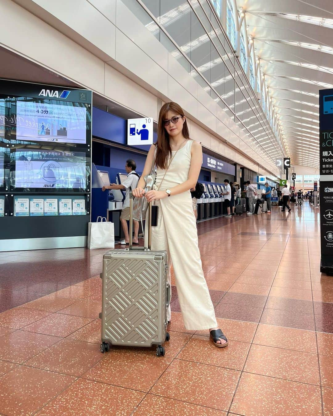 森田紗英さんのインスタグラム写真 - (森田紗英Instagram)「_ 帰省しまーす✈️ Tokyo→Sapporo _ @resee.official の🕶️を 先日、夫に買ってもらいました🥹💕 手術の影響で顔周りのプレートやら 筋肉切除もあったから痛くて しばらくかけられてなかったんだけど そんな状況も一生さんに説明して、 右をとっても緩く合わせてくれた😭 ここ最近はサングラスを たくさん使用できて嬉しい〜✨ 自分にピッタリの🕶️って 本当嬉しいよね🥹 _ ありがとうございます〜✨ _ _ _ #resee #サングラス #かわいい #フィッティング #完璧すぎる #ありがとうございました」7月29日 12時22分 - moricoff