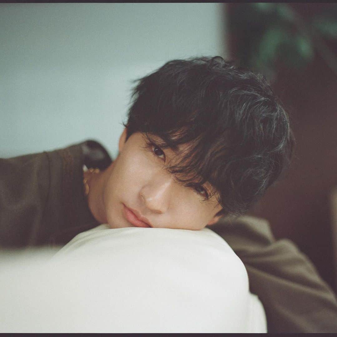 ロビンのインスタグラム：「Again thank you for the interview.   Pls check out barfout magazine   @barfout_magazine_tokyo   Photo by @yu_tera_  Stylist Katsumi san  Hairmake @hairmakesuga」