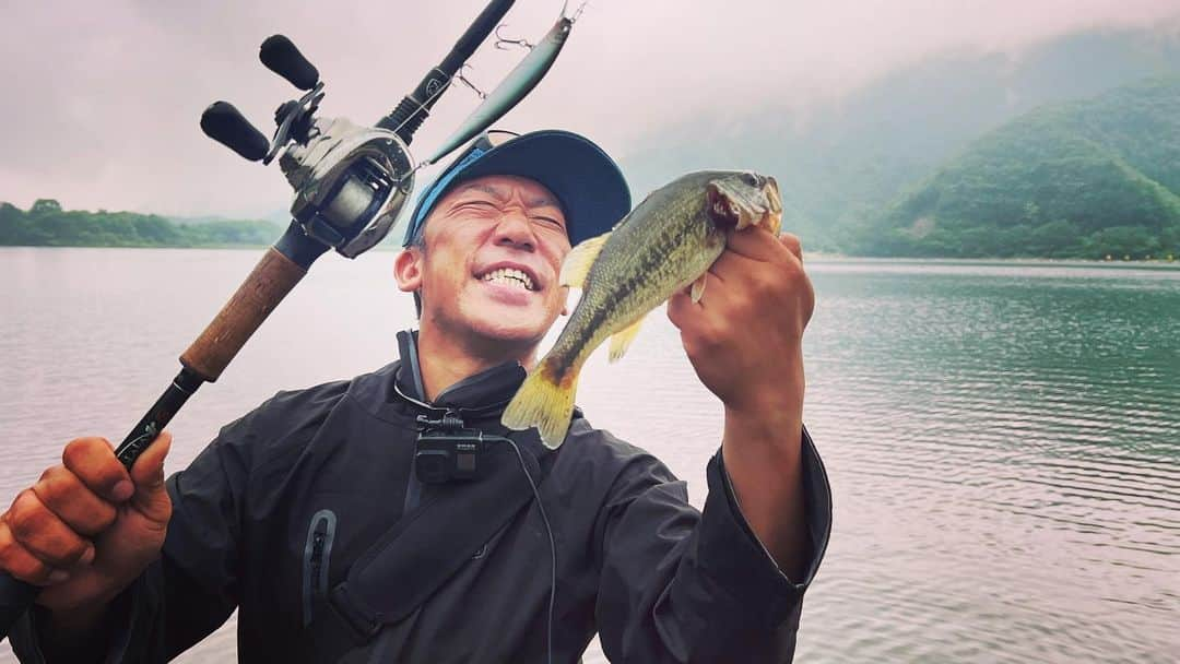 武井ドンゲバビーのインスタグラム：「バスフィッシングは最高だ🎣  本日17時 YouTube最新話公開します！  暑過ぎて家出られないよーなんて人は見チャイナ😋  #バス釣り #バスフィッシング #河口湖 #精進湖 #西湖 #陸っぱり #ドンゲバビー #武井ドンゲバビー」