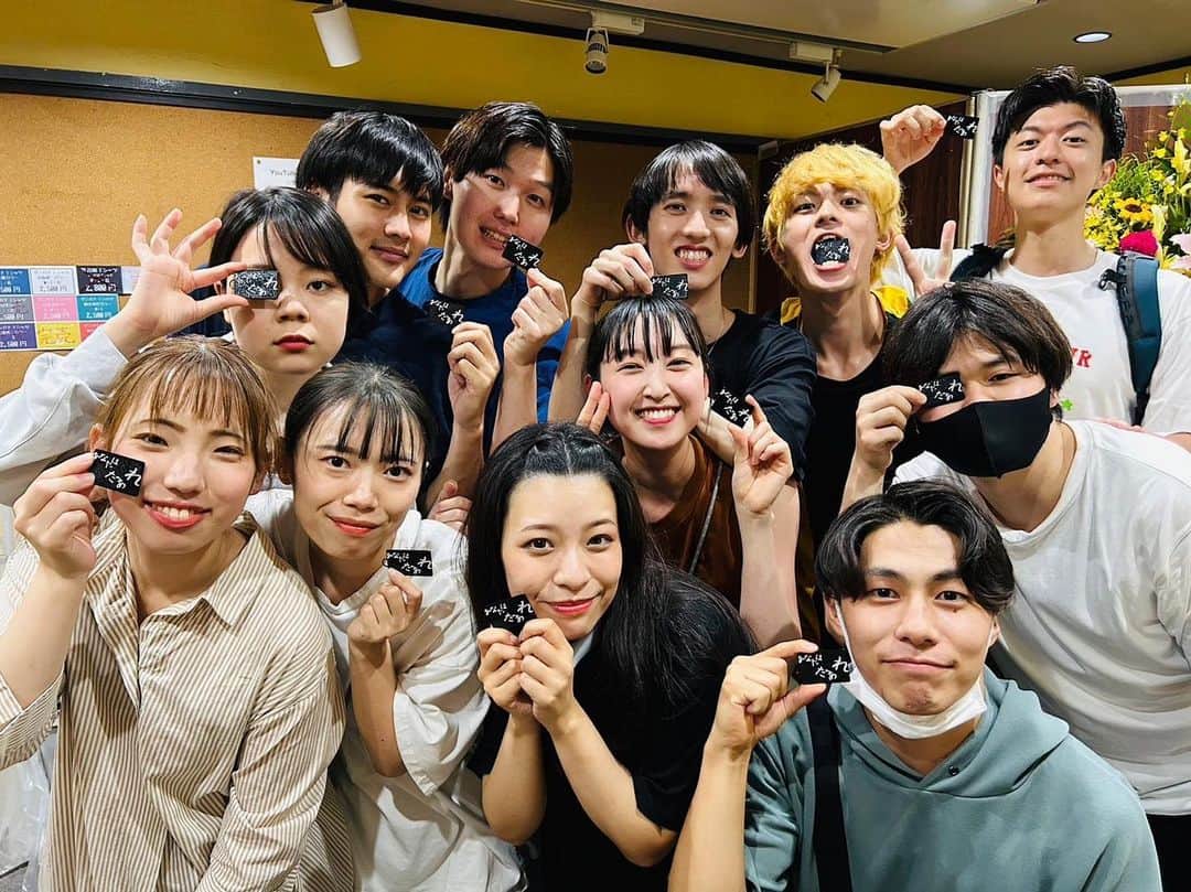 松谷優輝のインスタグラム：「新人公演のみんなとの集合写真  #ショーgeki  #ショーゲキ  #あなだれ  #舞台」
