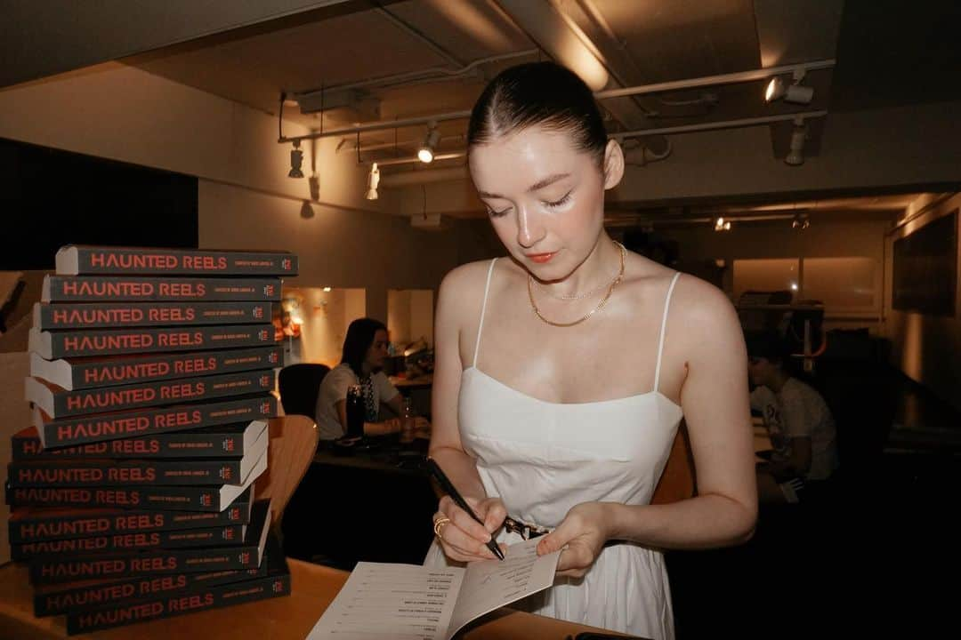 サラ・ボルジャーのインスタグラム：「Signing our hearts out today for #HauntedReels. You can order your copy now!!! 🖊️🖋️ @fantasiafestival」