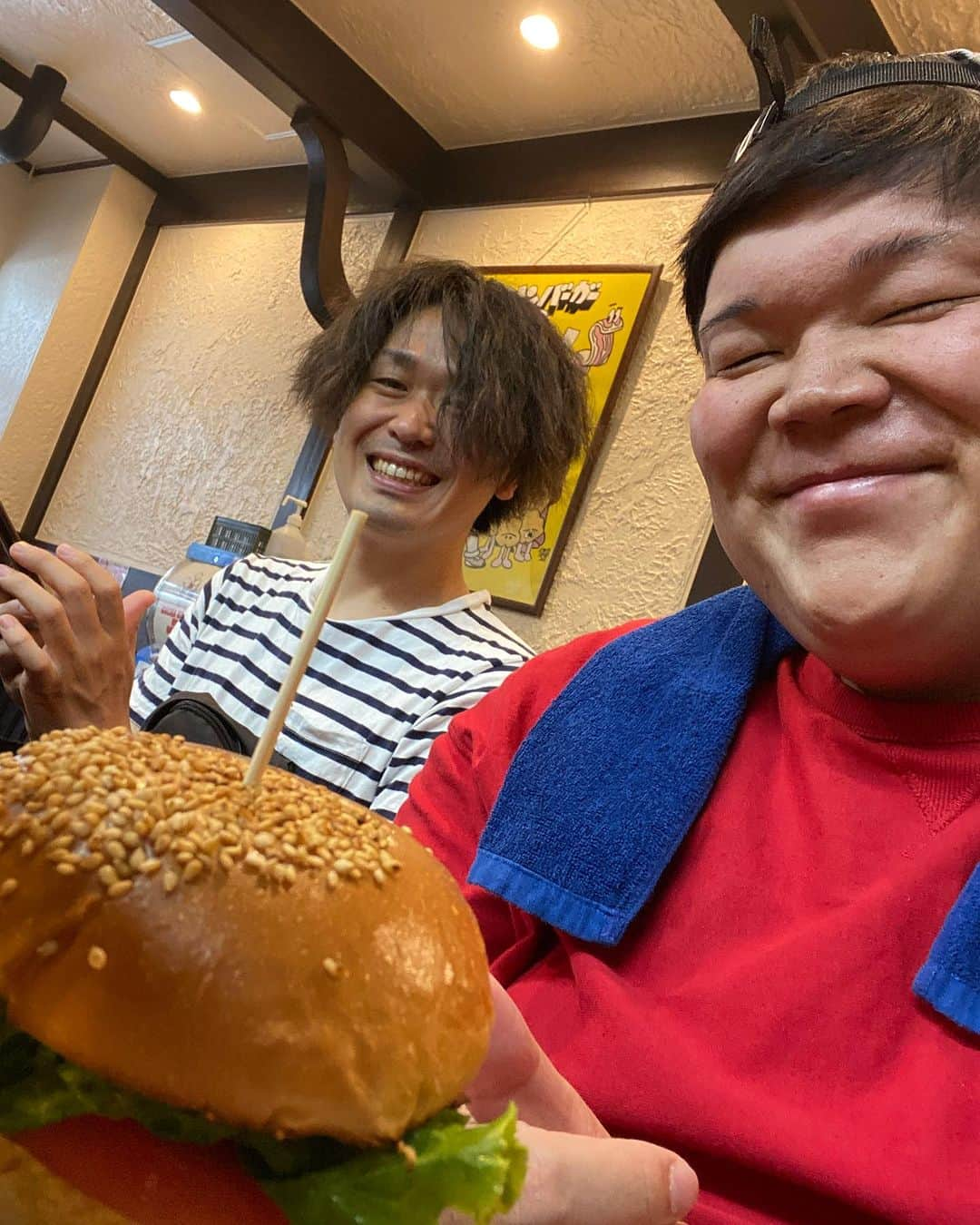 カバのインスタグラム：「本日のでぶ活。  オクノのバーガーぶち込んできました！！久しぶりで美味しかった！！  おっくん、ご馳走様でした！  皆さんも是非足運んでください！シャレならんぐらい美味しいよ！！！😎🔥️✨  あぁ、痩せたい！  #本日のでぶ活　#でぶ活 #関西グルメ  #大阪グルメ #大国町　#元町 #グルメ　#ランチ  #ディナー #オクノのバーガー #ハンバーガー #肉　#パティ #腹パン　#カバッチグー #吉本新喜劇　#新喜劇 #カバ　#パン屋の旦那 #あぁ、痩せたい」