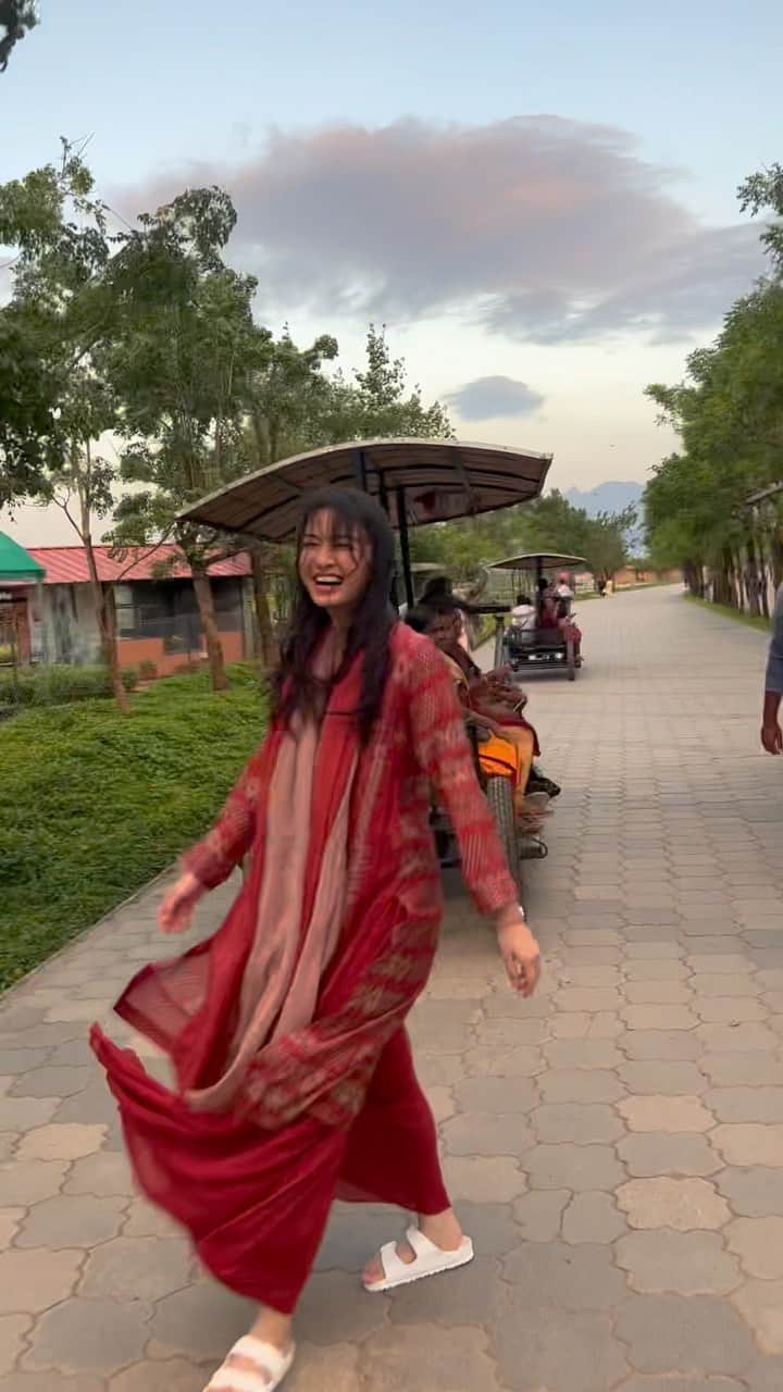 ラライン・シャーのインスタグラム：「Bollywood/Tollywood here I come😝  #lovingthesecows #morecowpoststocome」
