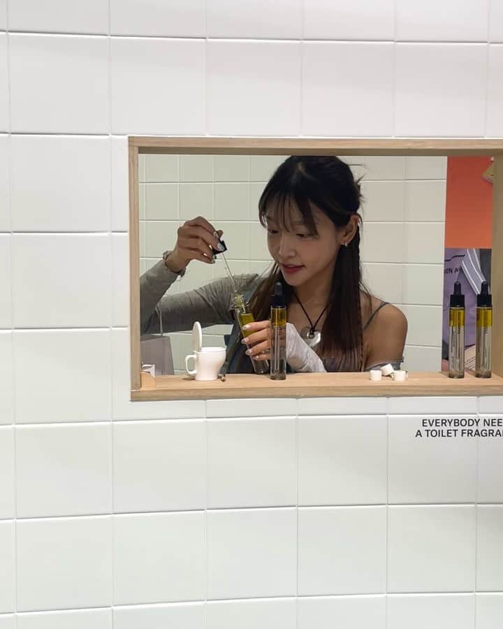 スアのインスタグラム：「킁킁 이렇게 예쁘고 향기 좋은 화장실 봤어..? 난 봤어 ~~~ ✨🚿🚽🧻🩵 @tamburinsofficial」