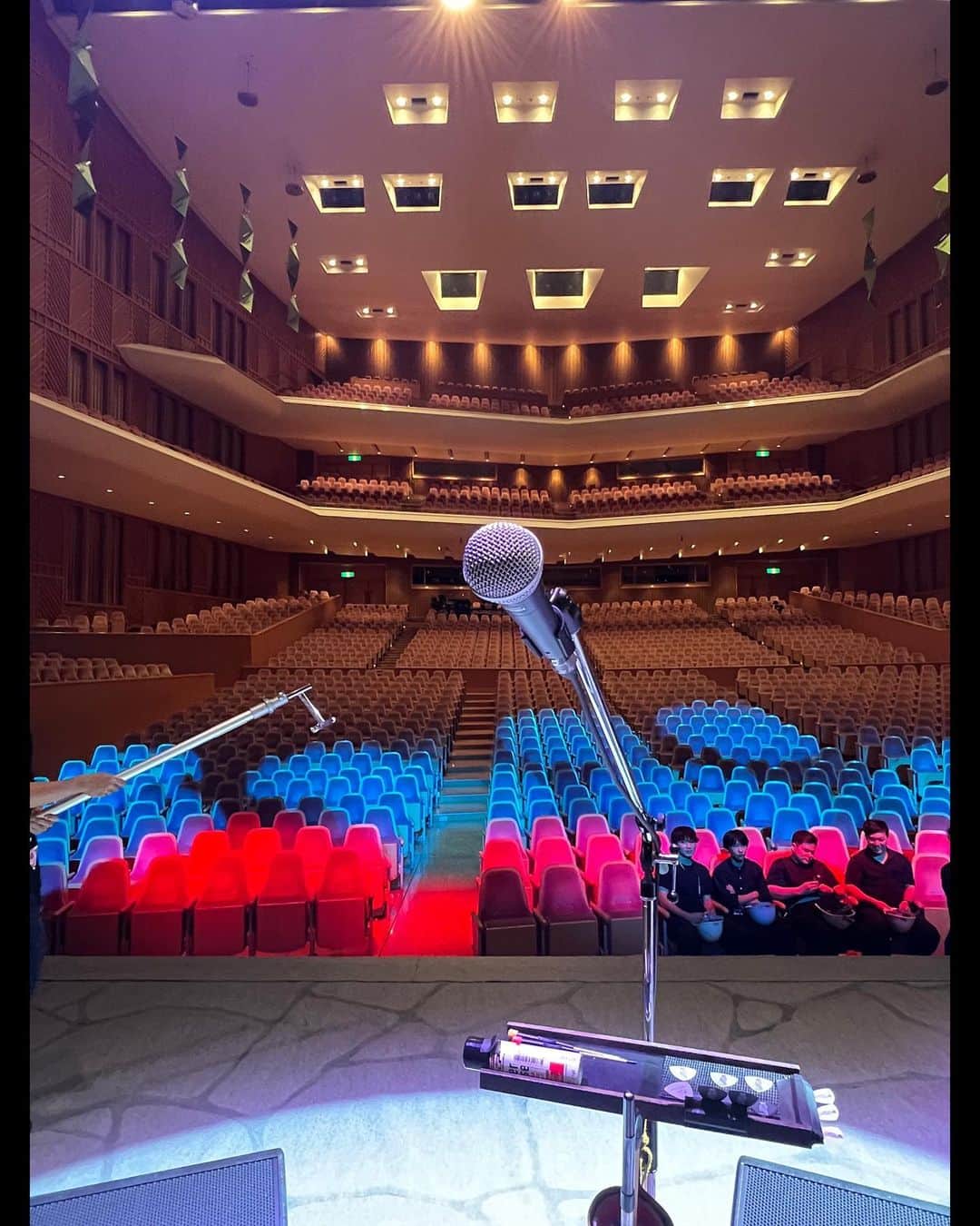 斉藤和義さんのインスタグラム写真 - (斉藤和義Instagram)「🍍KAZUYOSHI SAITO LIVE TOUR 2023 “PINEAPPLE EXPRESS” 〜明日大好きなロックンロールバンドがこの街にやってくるんだ〜 🚆🎸🥁🎹  PINEAPPLE EXPRESSツアーセミファイナル公演です！ 再び広島を訪れたPINEAPPLE EXPRESS、今回は福山市にやってまいりました。 ふくやま芸術文化ホール リーデンローズより最高のロックンロールをお届けいたします！  チケットSOLD OUTとなっておりましたが、機材席開放につき若干枚数ですが当日券の発売が決定いたしました！  PINEAPPLE EXPRESS号残り停車駅は2駅。 ぜひご体感ください！  今日のメンバーさんからの目線はこんな感じになっております👀 斉藤さん（いずみちゃん越し）→寛雄さん→真壁さん→よっちさん→松ジュンさん  客席バッチリ見えておりますので、存分に盛り上がってください！  🎫当日券information🎫 15:00より会場入口横の窓口にてチケットを販売いたします。 ⁡◎指定席 7,700円（税込） ※お一人様2枚まで ⁡※3歳未満の方はご入場できません。3歳以上の方はお一人様1枚ずつチケットが必要になります。  🍍公演information🚆 📅2023年7月29日(土)  🎸 ふくやま芸術文化ホール リーデンローズ　大ホール ⏰開場16:00／開演17:00 🛒グッズ販売 16:00〜 ※グッズの開場前販売は行いません。  ⁡https://www.kazuyoshi-saito.com/tour_2023/ ⁡ #斉藤和義 #KAZUYOSHISAITO #PINEAPPLE #PINEAPPLEEXPRESS #明日大好きなロックンロールバンドがこの街にやってくるんだ #LIVETOUR2023 #山口寛雄 #真壁陽平 #河村吉宏 #松本ジュン　 #広島公演 #福山公演 #当日券情報」7月29日 12時47分 - kazuyoshisaito_official