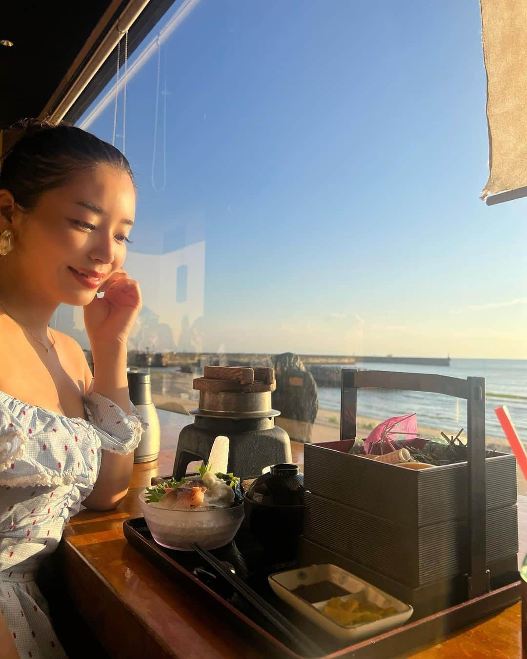 中村かなさんのインスタグラム写真 - (中村かなInstagram)「内海で海水浴をしたあと🏝️  オーシャンビューの絶景レストラン @naya_mihama でディナー🍽️  全30種類以上から選べる釜めしとお刺身付きの " お手軽釜めし御膳 " と " 自分で作るだし巻き玉子 " を頂きました🙏  ちょうどサンセットの時間だったので 美しい夕陽を眺めながら 素敵な時間を過ごせました🌞  PR @naya_mihama #愛知ランチ #名古屋グルメ #絶景カフェ #知多半島ランチ #愛知観光 #納屋 #愛知グルメ #おいしゅうございま知多 #美浜バイト #知多半島グルメ #ドライブデート #夏休みの過ごし方 #travel #travelgram #instagramjapan #japan #instagood #japantravel #iapan_of_insta_ #photography #打卡景點 #女孑旅 #内海 #夕焼け #海の幸 #釜飯」7月29日 12時52分 - k777pime