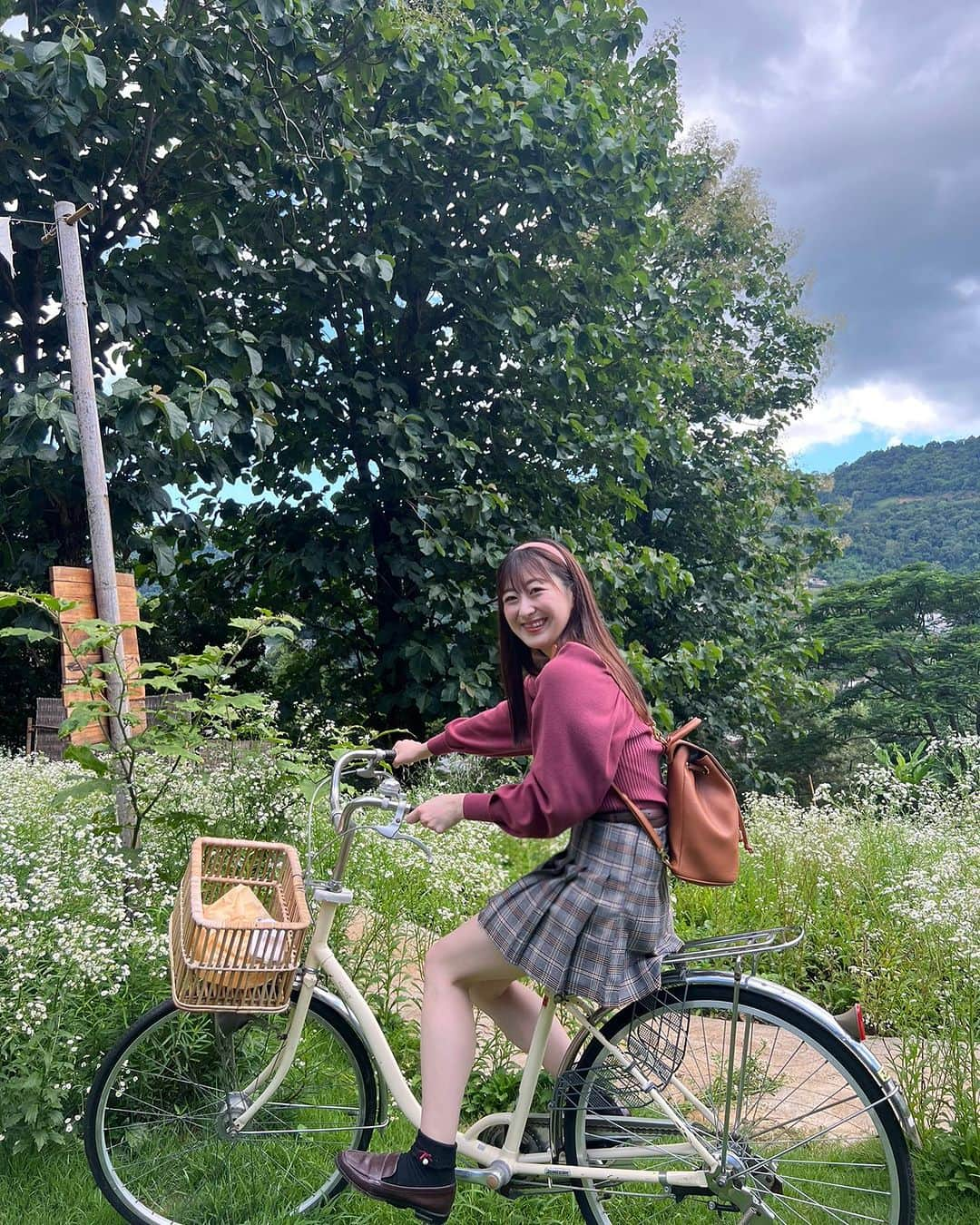 伊豆田莉奈のインスタグラム：「自転車全力でペダル 漕ぎながら坂を登る  🚲 ‪𓂃 𓈒𓏸  วันนี้ไปดูคลิปของเรา  #TeamOneechanonTour รึยังคะ?? ฝากด้วยน้าาา🥰💓  #IzurinaCGM48 #伊豆田莉奈 #いずりな #チェンマイ」