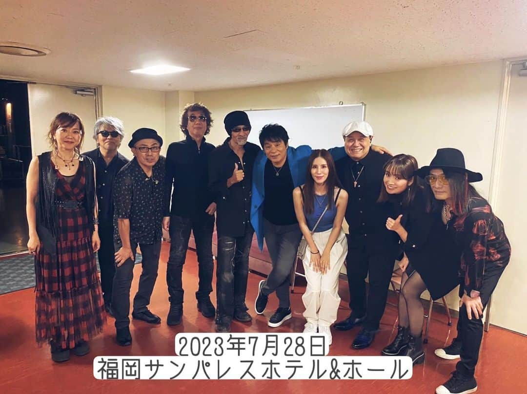 ASKAのインスタグラム：「⁡ 2023年7月28日 ツアー16公演目。 福岡。 ありがとうございました！ ⁡ #ASKA #ASKAバンド #澤近泰輔(Pf)  #佐藤邦治(Dr)  #荻原基文(Bs) #鈴川真樹(Gt)  #是永巧一(Gt)  #クラッシャー木村(Vn)  #一木弘行(Cho)  #SHUUBI(Cho) #宮﨑薫(ゲストヴォーカル)」