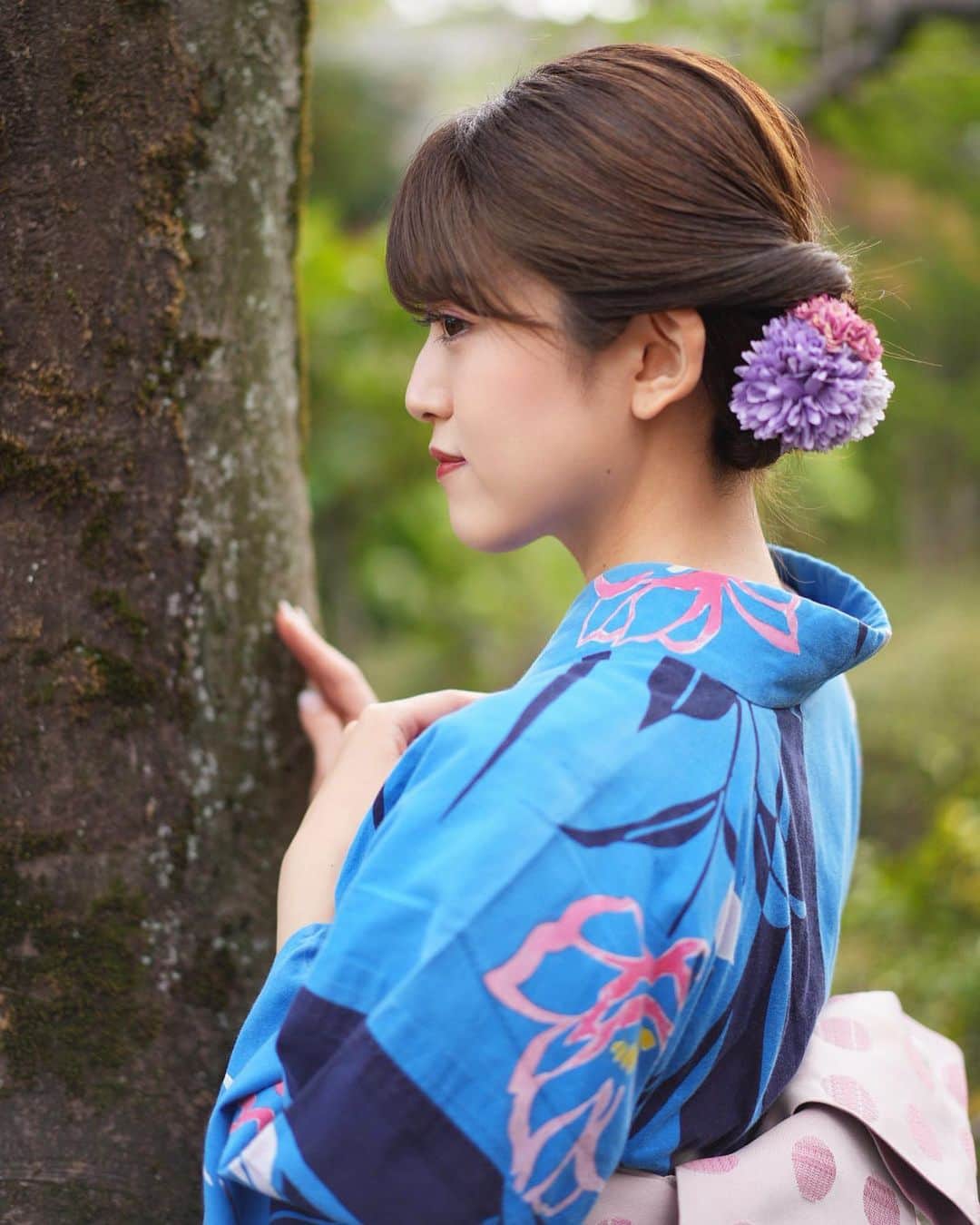 長澤佑香さんのインスタグラム写真 - (長澤佑香Instagram)「⁡ ⁡ 着付け師さんにお借りしたブルーの浴衣 とピンクのドットの帯💙💖この浴衣に この帯が合うのかな？！と思っても意外 に着付けてみるとフォトジェニックにな るんだよと教えて頂き勉強になった日💡 ⁡ ⁡ #浴衣ポートレート #浴衣 #桜 #和装 #portrait #portraitphotography #sakura #yukata #古民家スタジオ #古民家 #被写体 #ポートレート #横顔 #浴衣コーディネート #photogenic」7月29日 13時08分 - ykngsw