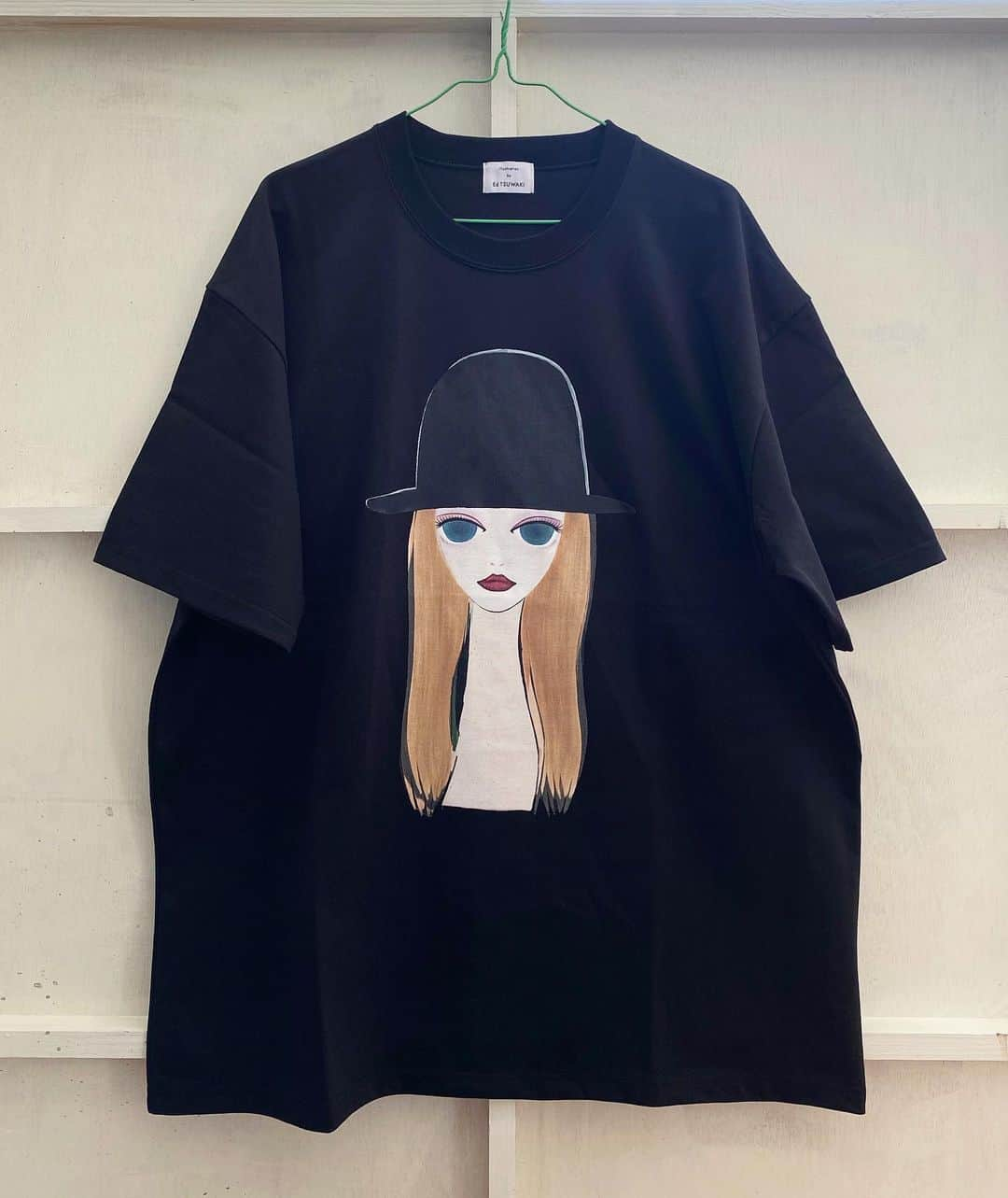 エドツワキのインスタグラム：「Ed TSUWAKI T-SHIRT  BLACK & WHITE S,M,L  UNISEX COTTON 100% ¥13200(TAX IN)  取り扱いは以下の3店舗です。 Croix〔クロワ〕@croix.jp  松山市三番町4-7-7 愛媛汽船ビル1F 089-935-7370  OTHERS to COLORS @otherstoample  岐阜県岐阜市折立341-2 058-234-4473  MIRAI @miraihiroshima  広島市中区袋町1-12 3F 082-240-0336  ボディーはオリジナルのビッグシルエット。 小柄な方がLをザクッと着てもかわいいのではないかな。  #𝗲𝗱𝘁𝘀𝘂𝘄𝗮𝗸𝗶」