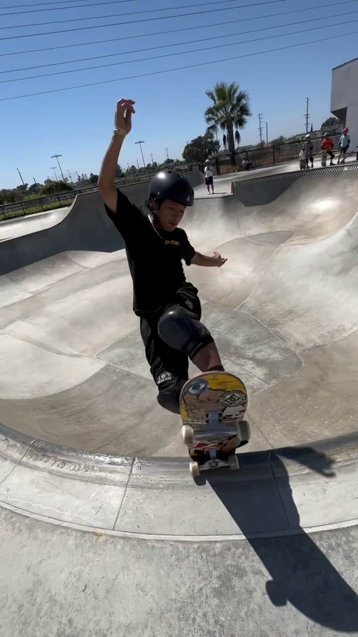 笹岡建介のインスタグラム：「f/s Blunt🔥🔥  📷@maxgosk8   @dcshoes_japan @dorcus_tbs  @stance_japan @skullcandyjapan @independenttrucks @187killerpads @triple8nyc @hi_5.skatepark  #dcshoesjapan #dcshoes #skullcandyjapan #bells #independenttrucks #triforce_k #hi_5 #dorcus_tbs #6556skateboarding #showgekiskateboards #fivecrossskatepark#13mind#make___#skate#skateboard #instagood #instagram #instalike #beach #huntington #la #fun #thankyou」