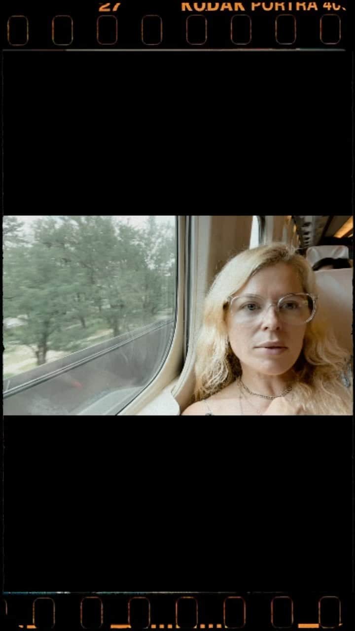 アマンダ・デ・カディネットのインスタグラム：「Bullet train which hits 180 MPH from Tokyo to Kyoto . Took a nap, looked out the window and felt so grateful to be doing something and going somewhere I’ve never been before. 💕」