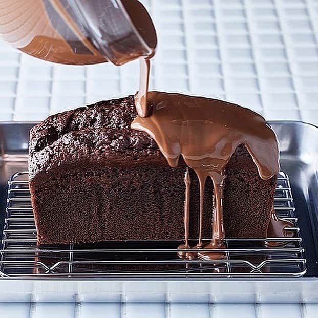 eguchikazuakiのインスタグラム：「【パウンドとマフィンのきほん】 チョコレートパウンドケーキの作り方  新しい本<パウンドケーキとマフィンの基本> 皆さんのおかげでAmazonランキング1位が帯に入りました🥇 ありがとうございます  今日はYoutubeで公開中の チョコレートパウンドのレシピ 今回の本とYoutubeは連動していませんが作り方は参考になるかと思います  ＞＞材料　パウンド型１本分 ビターチョコレート67% 100g チョコチップ　20g ミルクチョコレート　30g 無塩バター　35g 全卵　2個 上白糖　35g アーモンドパウダー　15g ベーキングパウダー　2g 薄力粉　15g  簡単な基本レシピが中心でちょっと背伸びして、ピスタチオやプラリネを足す方法も紹介しています  週末とても暑いです デリーモへパフェやケーキもよし おうちでお菓子作りもよし  Amazonで新刊予約受付中です ぜひチェックしてくださいね  熱中症に気をつけて楽しい週末をお過ごしください👋🏻  #poundcake #pound #chocolate #chocolatecake #cakechocolat #cakechocolate #fondantcake #fondant #cakerecipe #youtuberecipe #easyrecipes #patissiere #chocolatier #chocolatefondue」