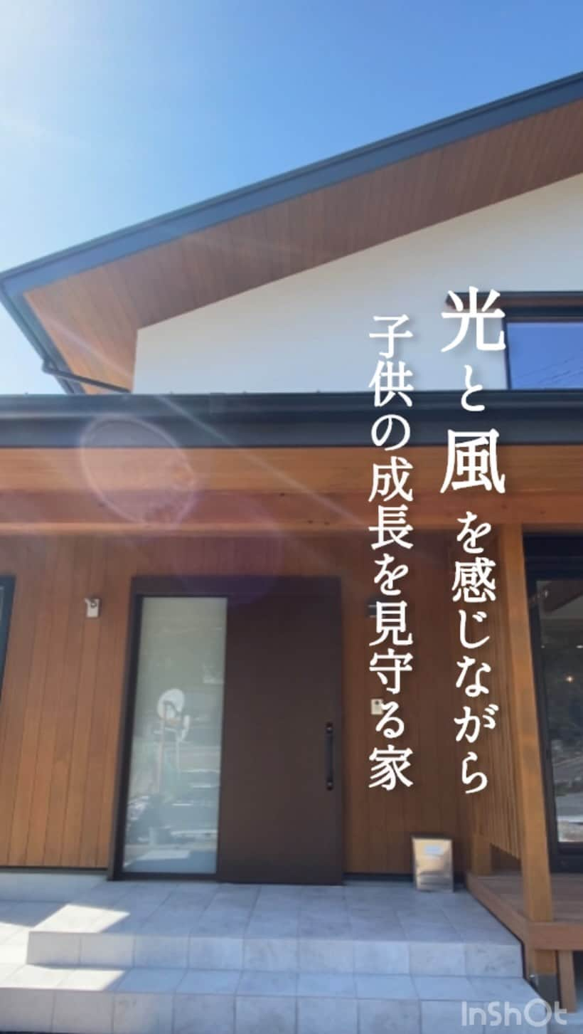 エコフィールド株式会社のインスタグラム：「8月5日6日　三島市加茂川町で開催！ 「光と風を感じながら子供の成長を見守る家」  #ルームツアー #ルームツアー動画 #最新施工事例 #施工事例  #三島市  #設計力 #自然光 #パッシブハウス #塗装 #職人 #職人技 #富士市 #新築 #工務店 #無垢床 #ホタテの塗り壁 #ホタテパウダー #生活臭 #消臭効果 #吸湿 エコフィールドは静岡県富士市の工務店。#新築 #高性能 #リノベーション #性能向上 が得意です。 #静岡新築 #静岡注文住宅 #静岡工務店 #富士ヒノキ ■最新情報はHPにて■」