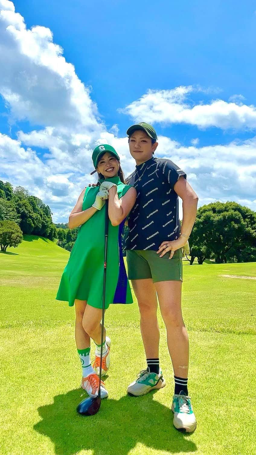 YUKAのインスタグラム：「#reginagolf2023 コンペで @misuzunarita に会えた日💚🤍 ⁡ 本当にカッコいいし、スイング綺麗だし、 可愛いしなんなんだ‼️🥺笑 ⁡ みっすーに会えて嬉しい1日でした🥰  👚 @noelreussir_official  👟 @azasgolf  ⁡ #オノフ #ゼクシオ #ブリヂストンゴルフ #エッセンシャル #ビオレUVアスリズ#cecilmcbeegreen #bullandbull #honmagolf #majestygolf #ping #PRGR #reginagolf #レジーナopエッセンシャル#ゴルフ好き #ゴルフ #ゴルフ女子 #ゴルフ上手くなりたい #ゴルフスイング #ゴルフコーデ #ゴルフ男子 #ゴルフ好き#ゴルフバカ #ゴルフウェア #お洒落 #レジーナｏｐエッセンシャル #golf #golfstagram #golfwear #golfgirl #golfswing」