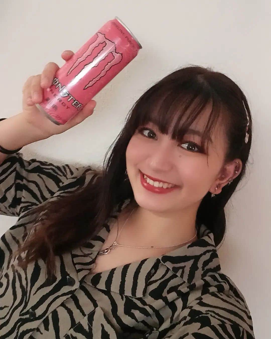 森木レナのインスタグラム：「I really like pink monster energy!👩‍🎤 I posted one of my original song's live performance on YouTube, title is "energy drink". Let's check it out with drinking energy drink!!  #energydrink #monsterenergy #monsterenergygirls」