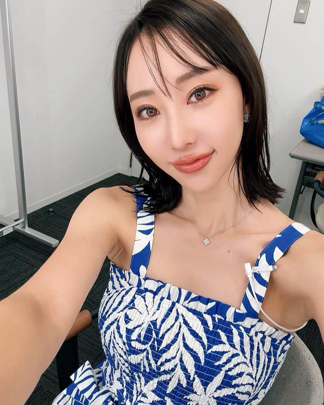 秋倉諒子のインスタグラム：「黒髪気に入ってる💙🩵 どうかな？🐦‍⬛」