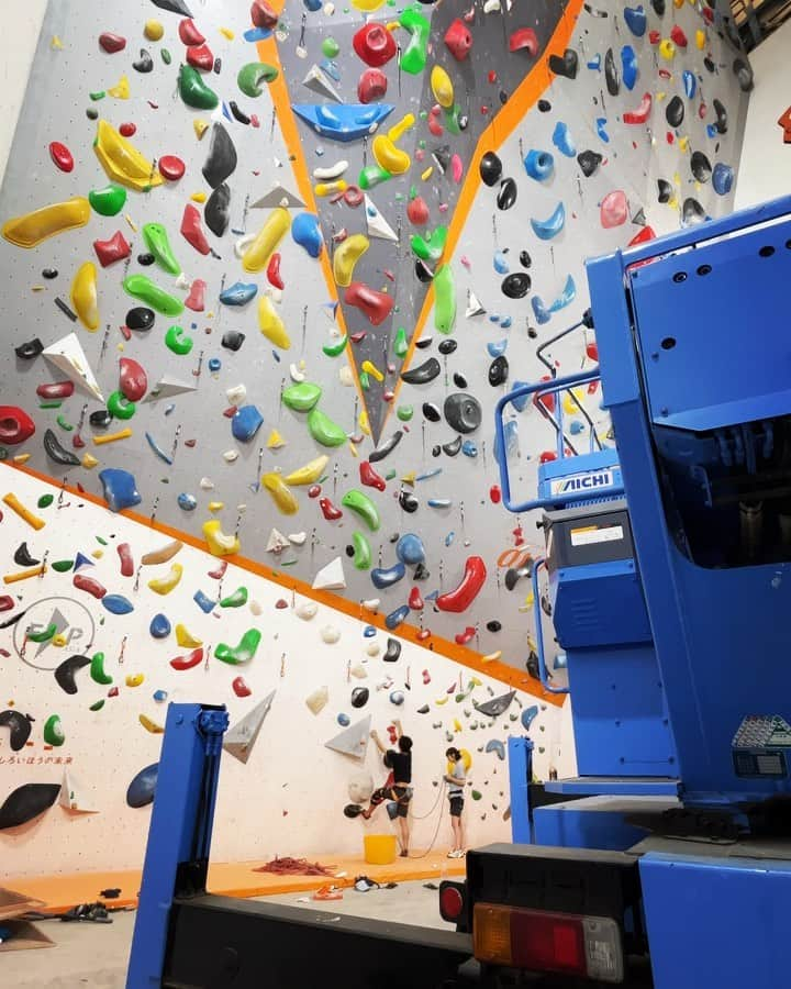 渡部桂太のインスタグラム：「I'm back on the wall❗️🧗  About 3 months after the injury and about 2 months after the surgery, I was freed from the days when I couldn't climb.  I can't jump off yet, and I can't practice aggressively, but I'm more than happy to feel the joy of climbing again.  怪我から約3ヶ月 手術から約2ヶ月 やっと登れる事ができました😭🙌 マットへの着地や攻めた登りは出来ませんが、クライミングのできない生活から解放され喜びと感謝で一杯です。 これからも足のリハビリと並行してクライミング時間も増やしつつ、安全第一で頑張ります🔥🔥🔥  #acl #aclrecovery  #前十字靭帯断裂  #前十字靭帯再建手術  #内側半月板損傷  #クライミング   @lasportivajp  @wise.official.japan  @watalabo_climbing」