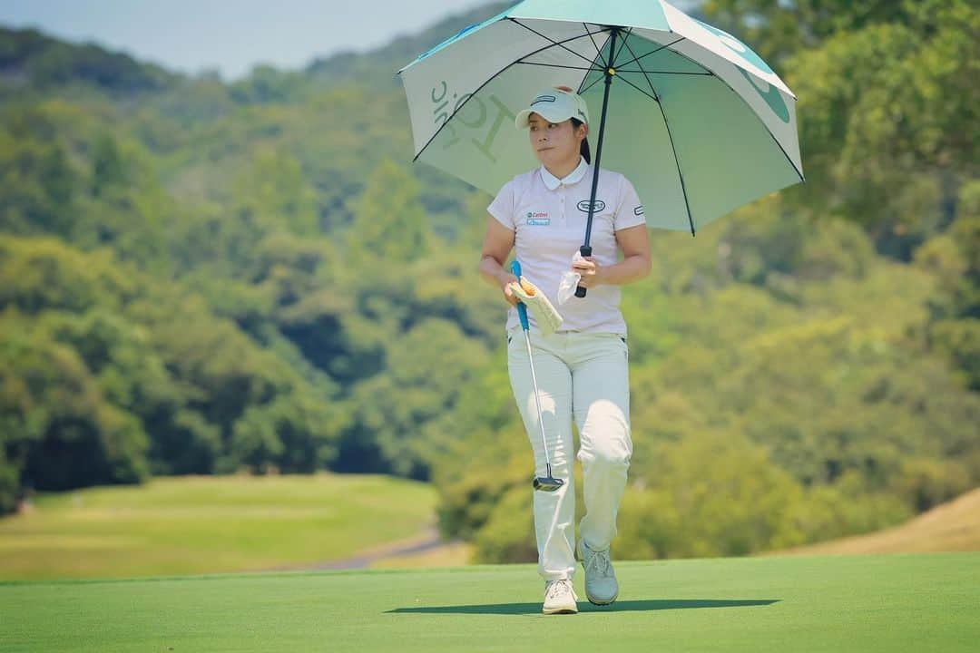 山村彩恵さんのインスタグラム写真 - (山村彩恵Instagram)「⛳️ カストロールレディース🏆  スポンサーして頂いている、 カストロールさん主催の試合でした！！！ 3日間猛暑の中、久しぶりに最終日まで戦えて トータルがアンダーパーで終われて、 これからの自信にもなりました👍🔥  まだまだ自分らしいゴルフを求めて 楽しむことを忘れずに、前進していきます👊！  危険な暑さの中、 スコアラーやフォアキャディーをしてくださった ボランティアの皆様、本当にありがとうございました✨  皆様も今後も危険な暑さが続きますので くれぐれもお気を付けください🥵  #カストロールレディース  #富士市原ゴルフクラブ」7月29日 13時24分 - saensa629