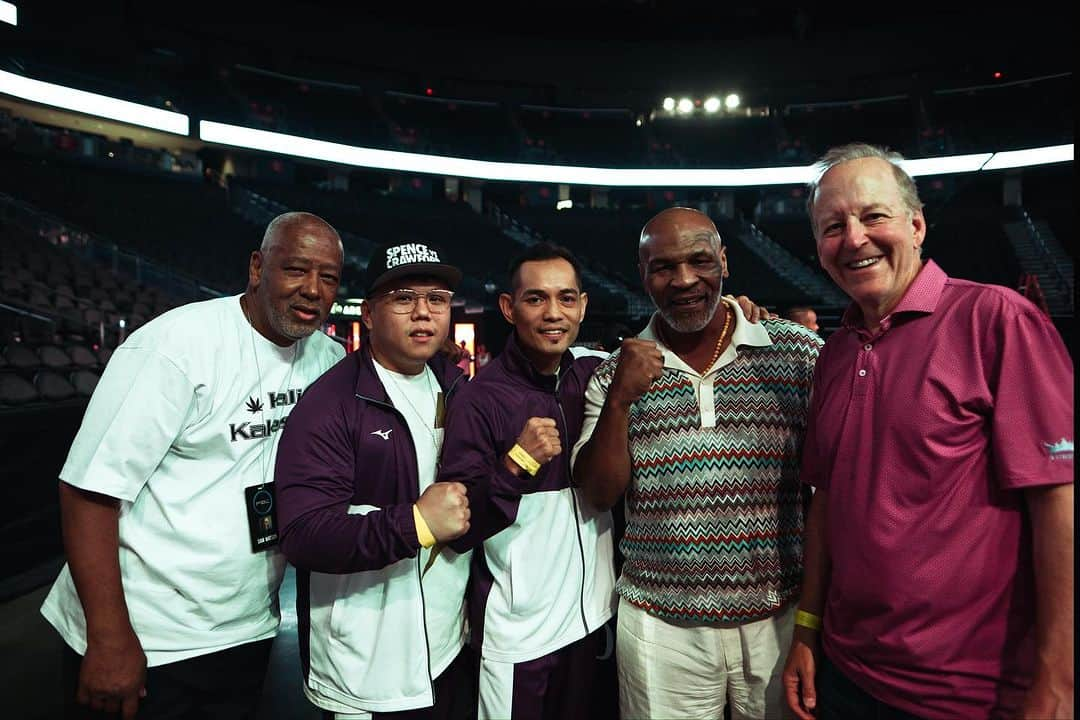 Noito Donaireのインスタグラム：「Juramentados   @showtimeboxing @premierboxing  @wbcboxing  @schaefer_sports  @tmobilearena  #donairesantiago #spencecrawford  #wbc #kumbati #kumbatipilipinas #campkumbati #kumbaticulture #omegaboxinggym #kumbatimindset #docjboxingtech #boxing」