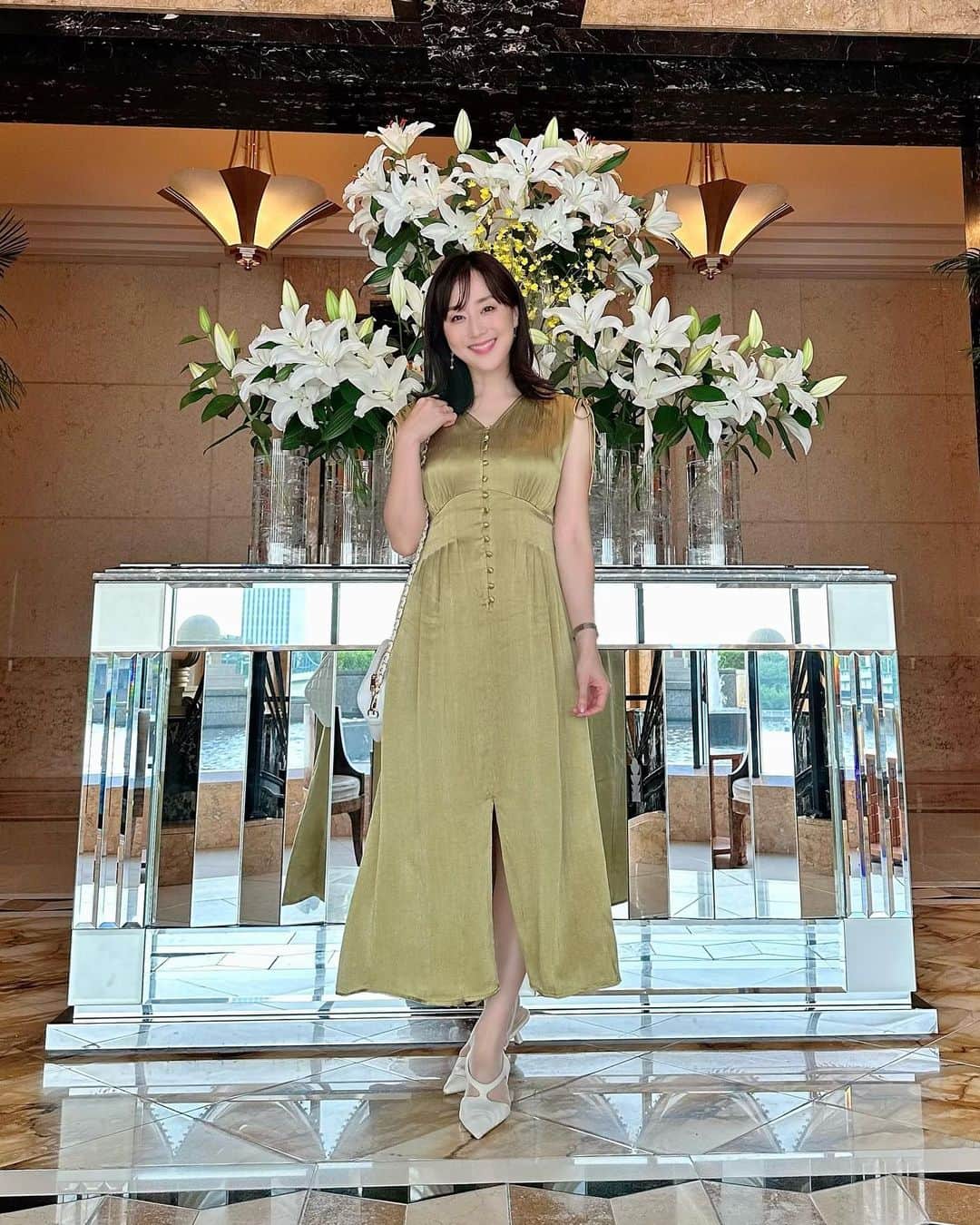 村上麻衣のインスタグラム：「#fashion  Onepiece @fray_id 💚  最近は、襟元があいてるいる服を探すのに一苦労です。 売っている服は、全部襟元がしまってるデザインばかりなのです。 流行りなんだろうけど、 暑いからあいててほしいな〜🎐🧊💠  あと「家で洗える服」というのも重要ポイントです。 汗かくから毎日着た服を洗いたい🫧 家事の中で、お洗濯がいちばん好きです🫧 綺麗に洗って、均等にバランスよく干すのが 楽しいのです。笑  #ファッション #ワンピースコーデ #ワンピース #アラフォーコーデ #アラフォーファッション #アラフィフコーデ #アラフィフファッション #onepiece #coodinate #frayid」